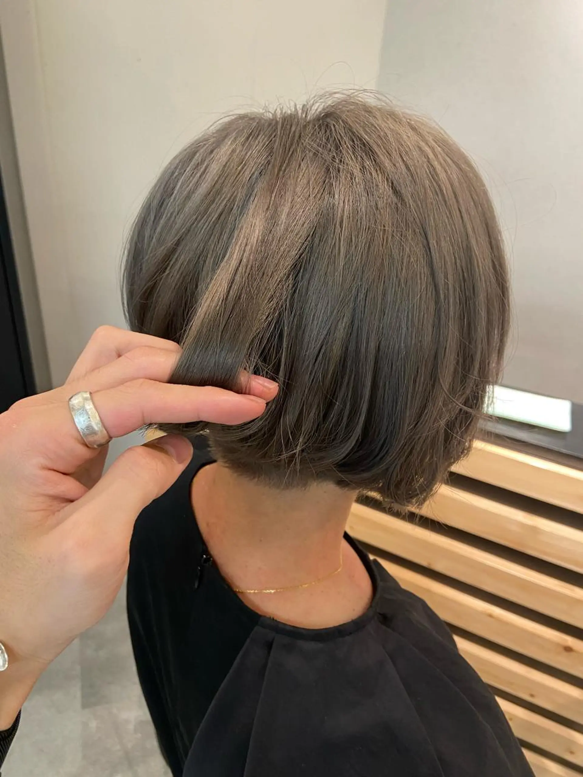 ショート カラー ブリーチ オリーブグレー ヘアカラー トリートメント ウルフカット レイヤーカット上柿のヘアスタイル