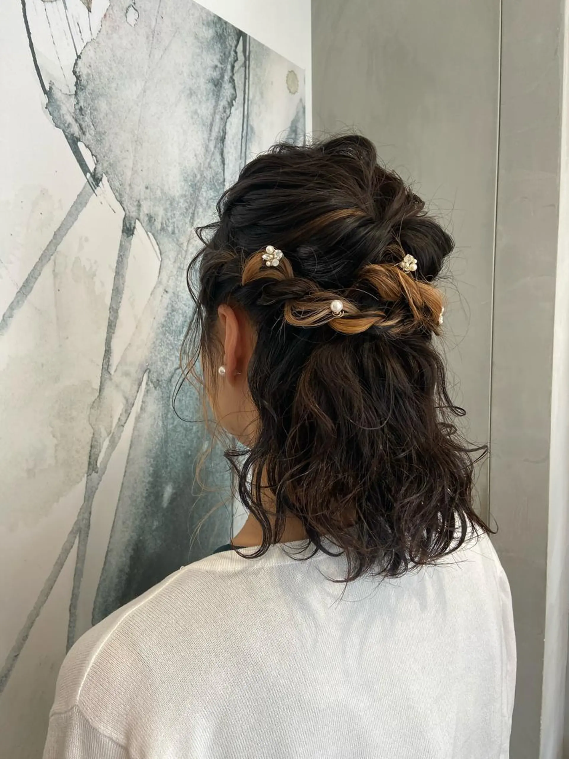 ミディアム ヘアアレンジ 結婚式・ブライダル カジュアルを女っぽく 𝗮𝘆𝗮𝗰𝗼のヘアスタイル