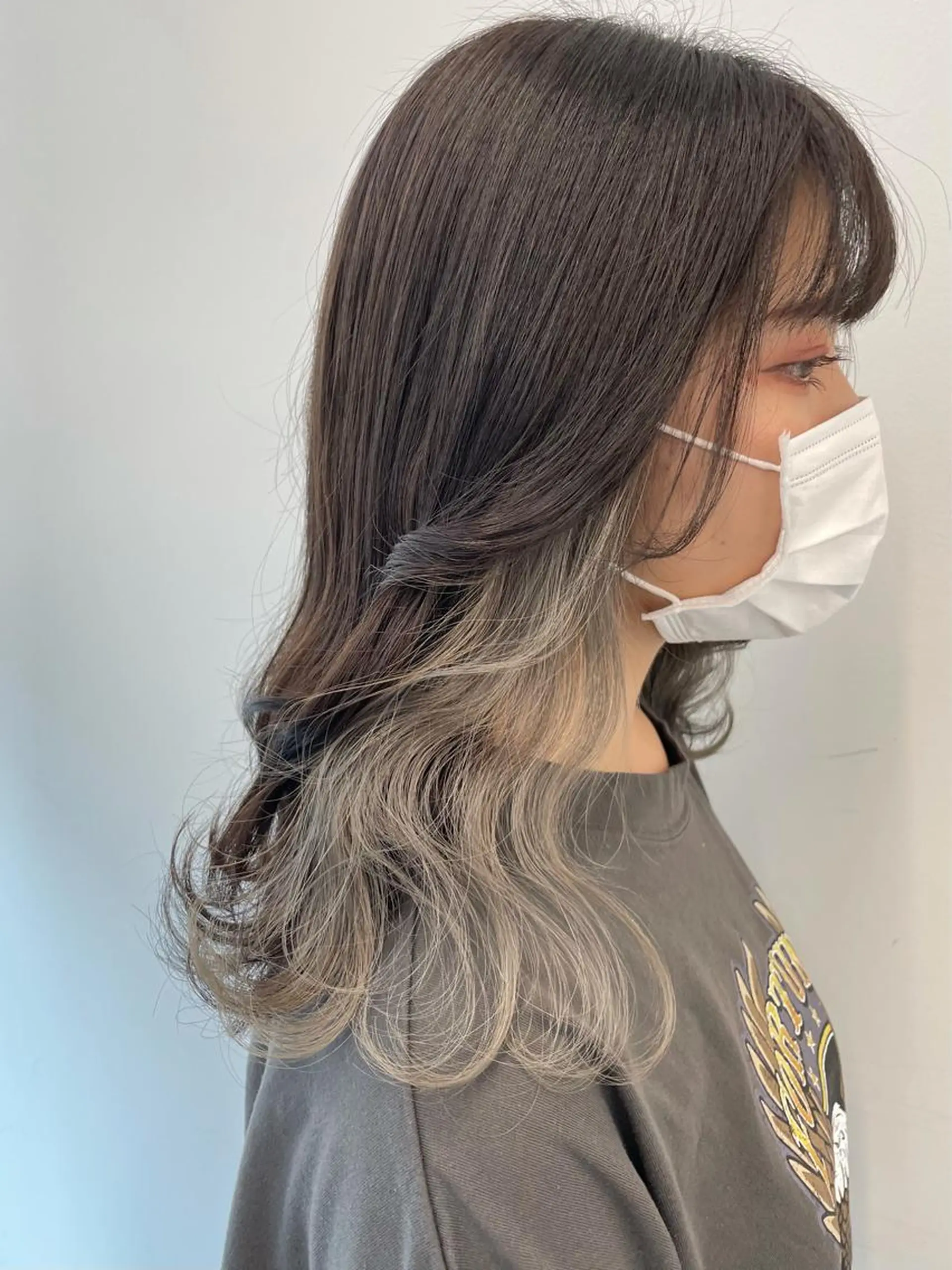 ミディアム カラー ヘアアレンジ ブリーチ イヤリングカラー シルバー ヘアカラー トリートメント 🦄インナーカラー 🦄貫井彩花のヘアスタイル