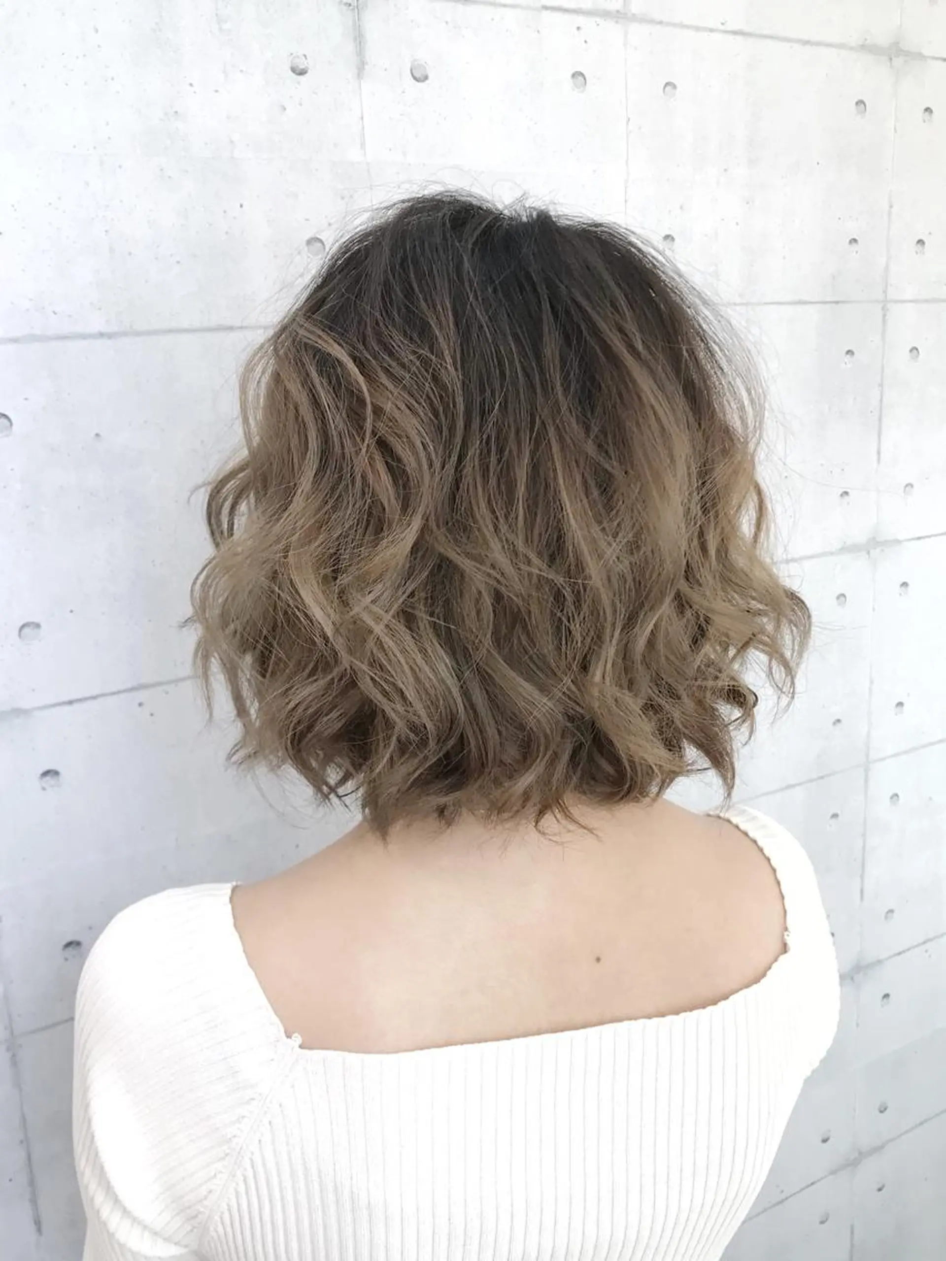 ショート カラー アッシュ アッシュグレー アッシュグレージュ ブリーチ グラデーションカラー 高木 麻知子のヘアスタイル