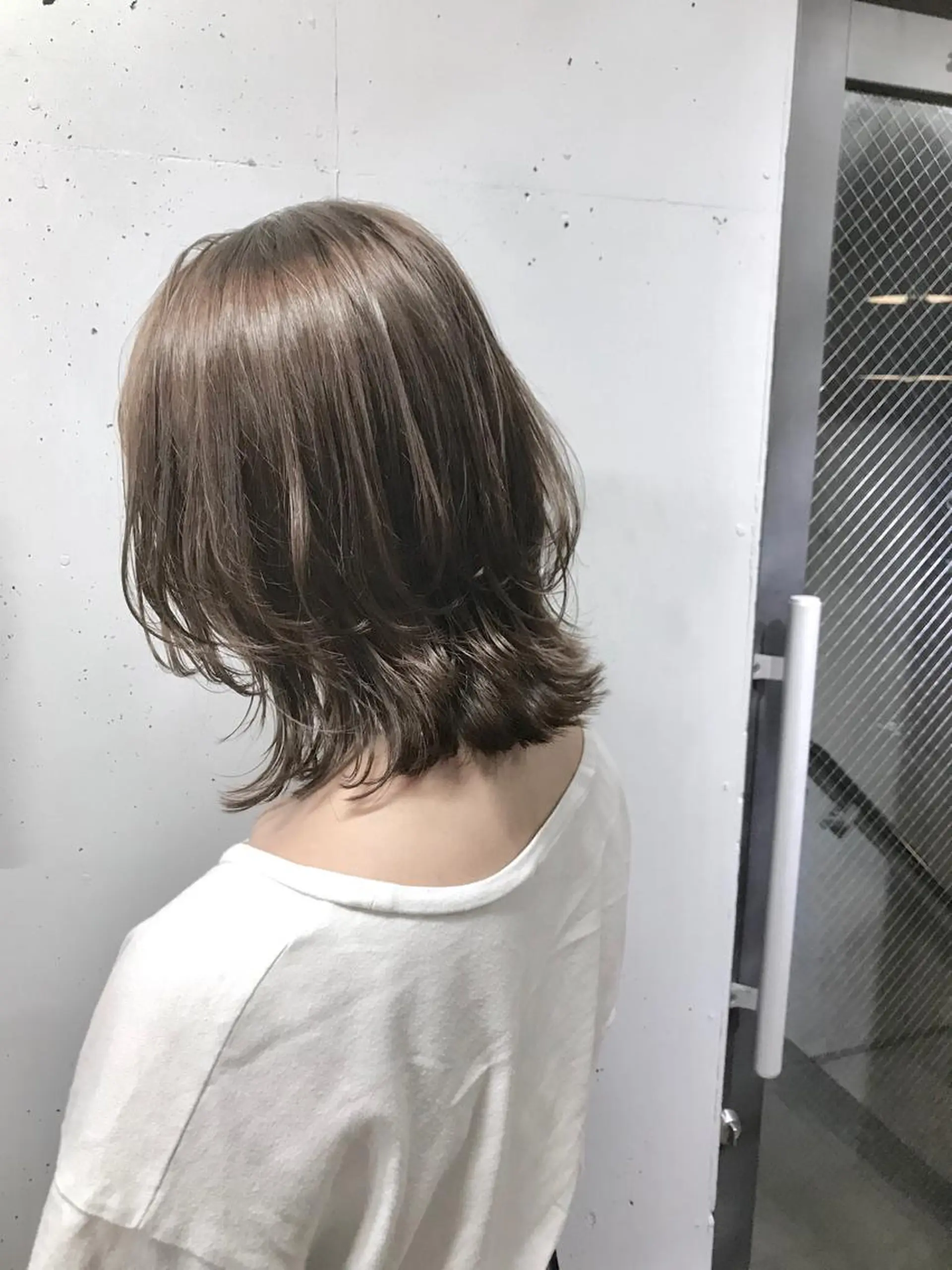 ミディアム 外ハネヘア ウルフカット カット トリートメント 新井 広樹のヘアスタイル