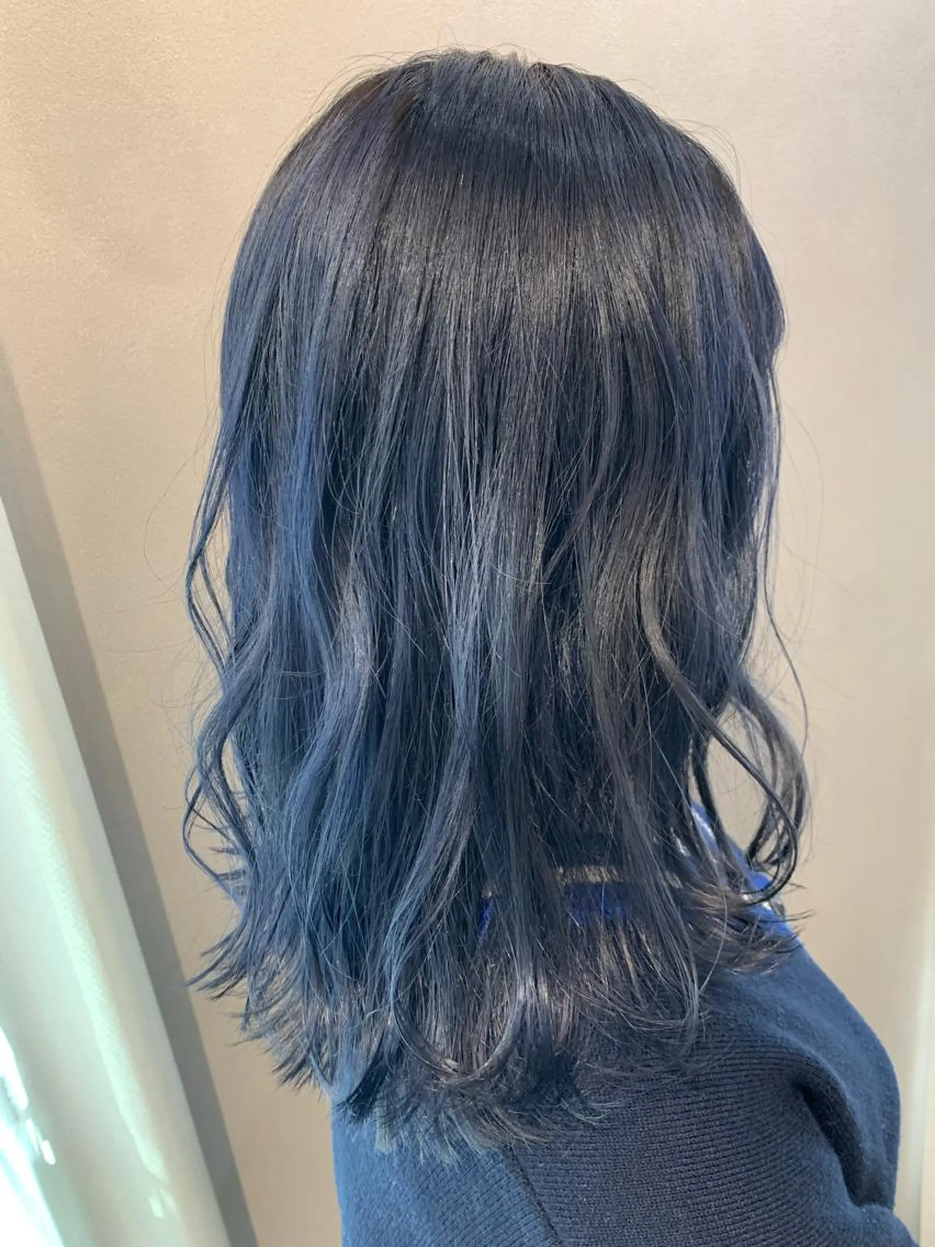セミロング カラー ブリーチ ブルーカラー ネイビーカラー カット ヘアカラー トリートメント hub hair レイヤー/透明感のヘアスタイル