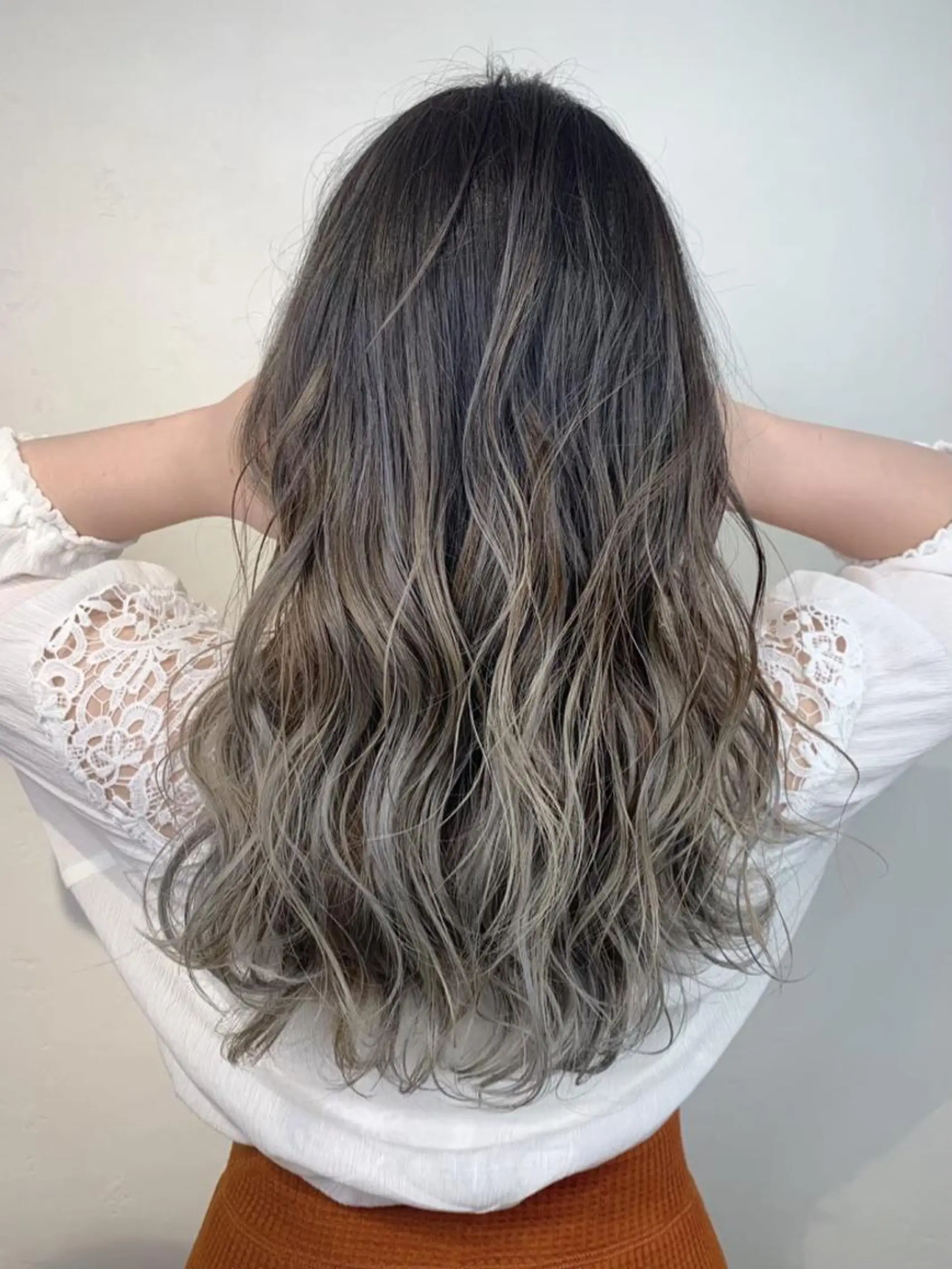 ロング ボブ 斜めバング 外国人風カラー 伸ばしかけ レイヤーカット ＿WHITE鳳店 アンダーバーホワイトのヘアスタイル