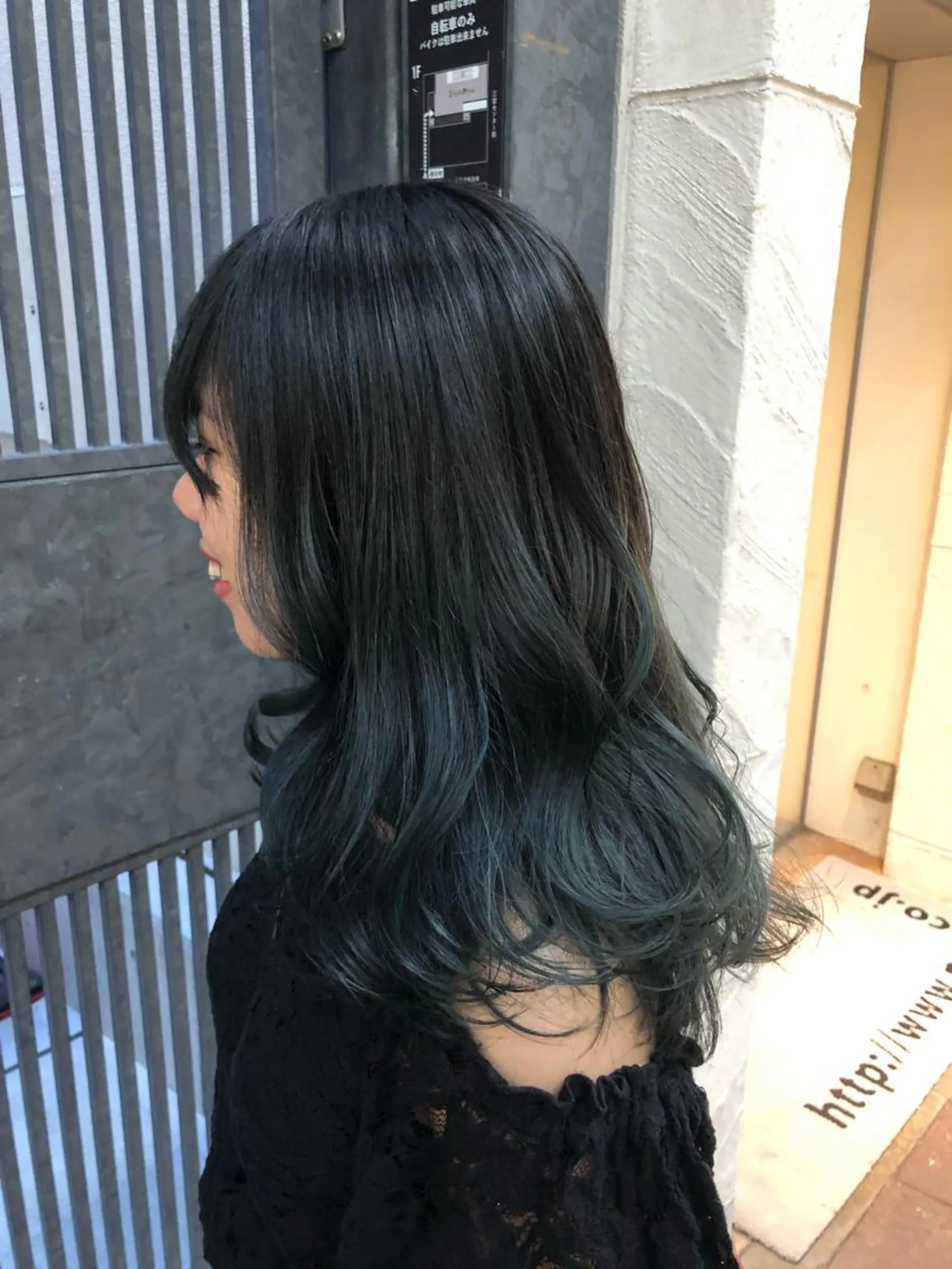 セミロング カラー ウルフカット／吉村 桃子のヘアスタイル