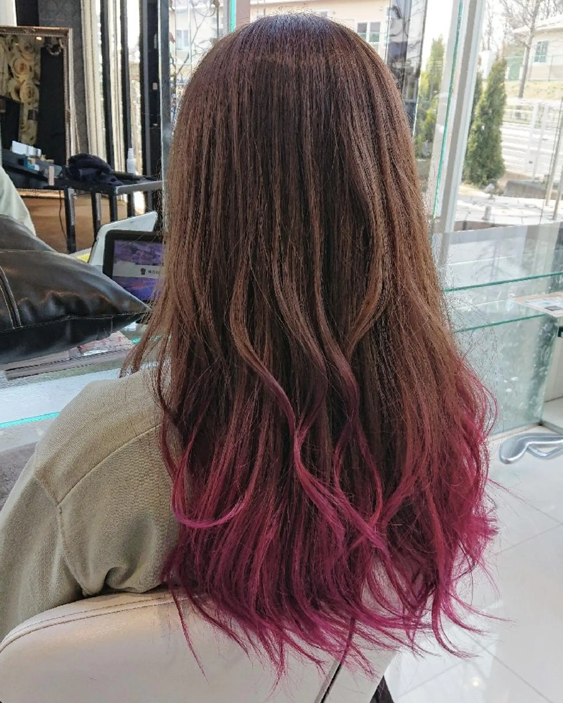 ロング カラー グラデーションカラー ピンクカラー カット ヘアカラー 保住 恭平のヘアスタイル