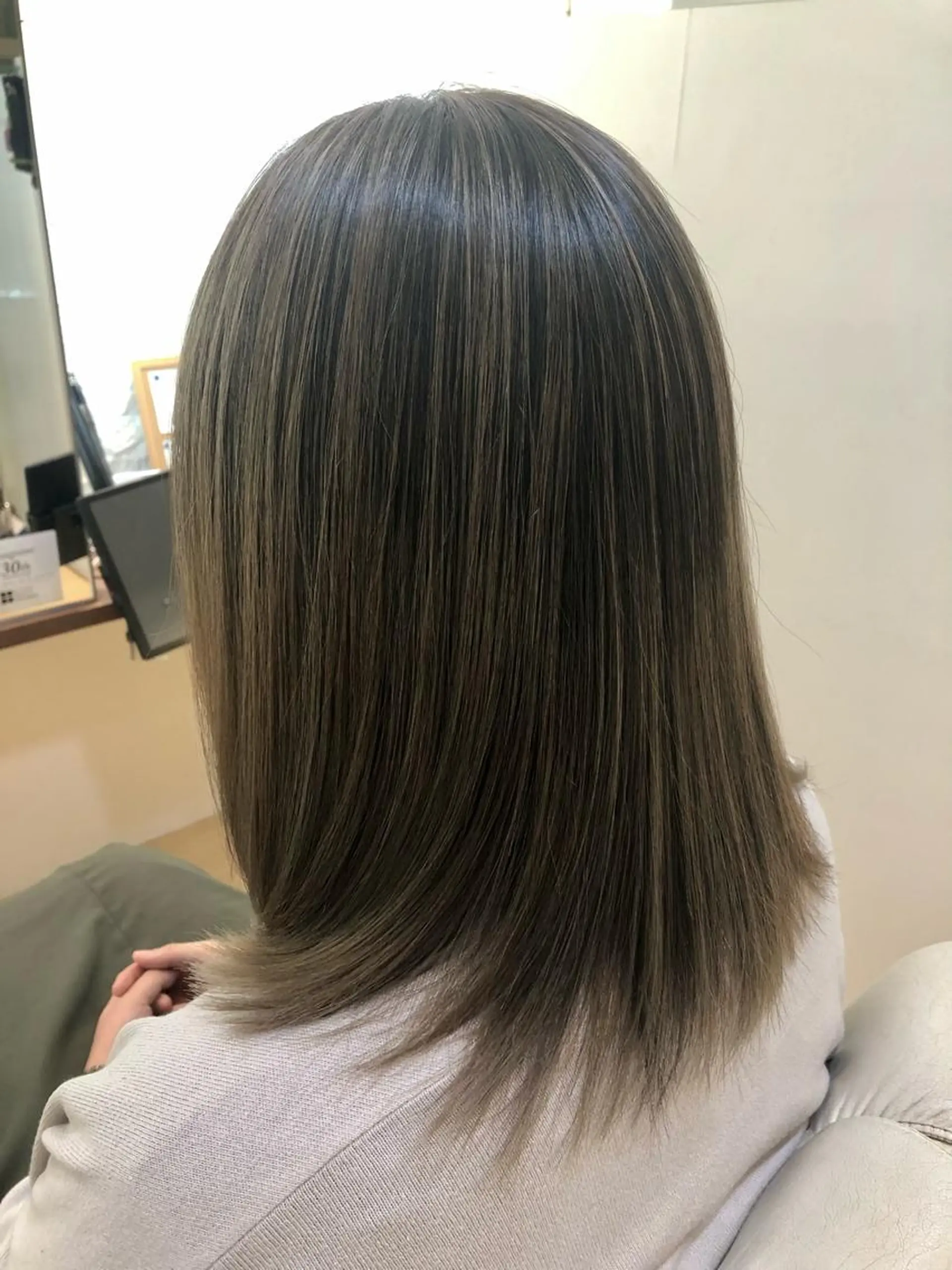 ミディアム レイヤーカット 山岡 徹也のヘアスタイル