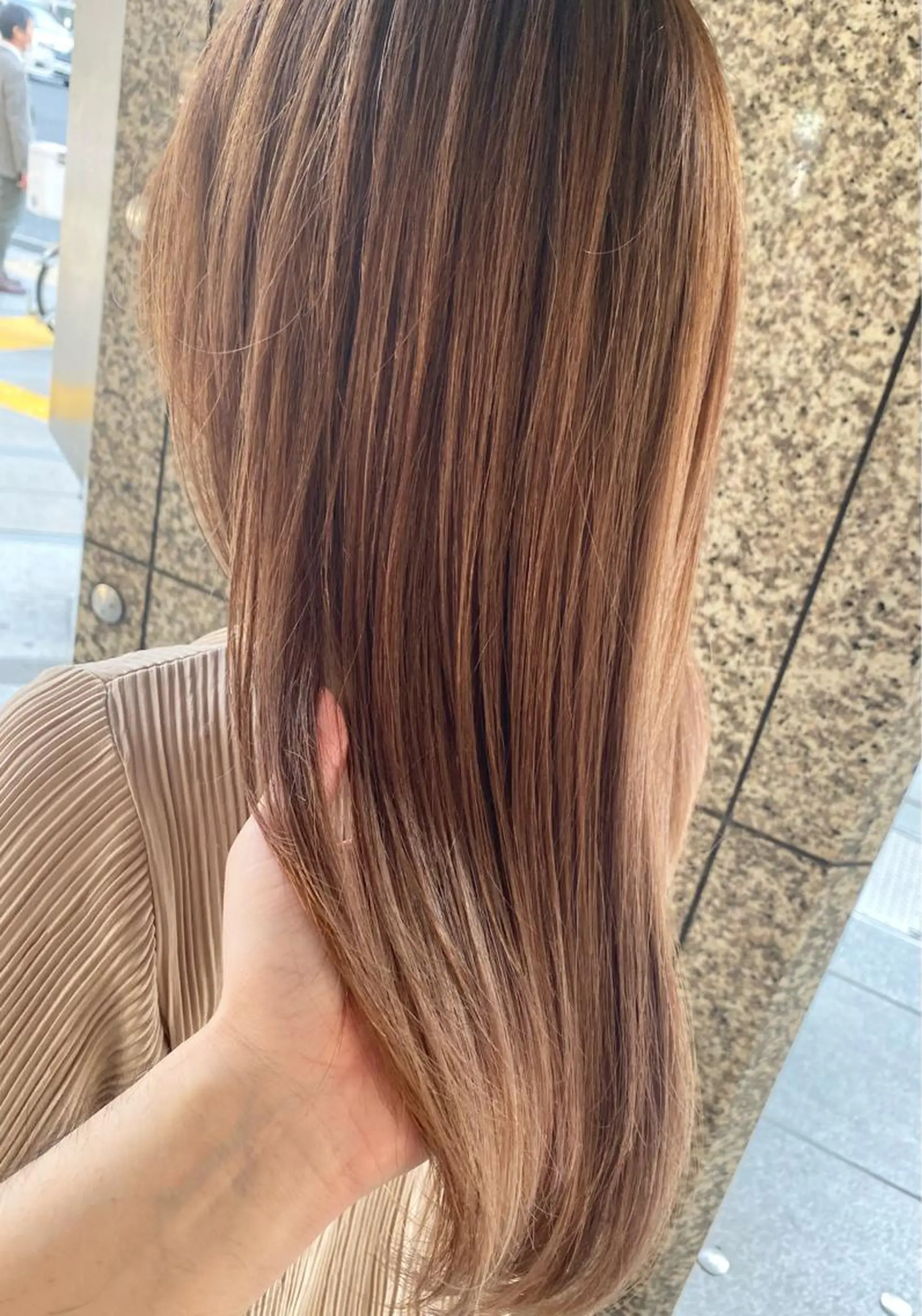 セミロング カラー ブリーチ カット ヘアカラー トリートメント 菅村 勇亮のヘアスタイル