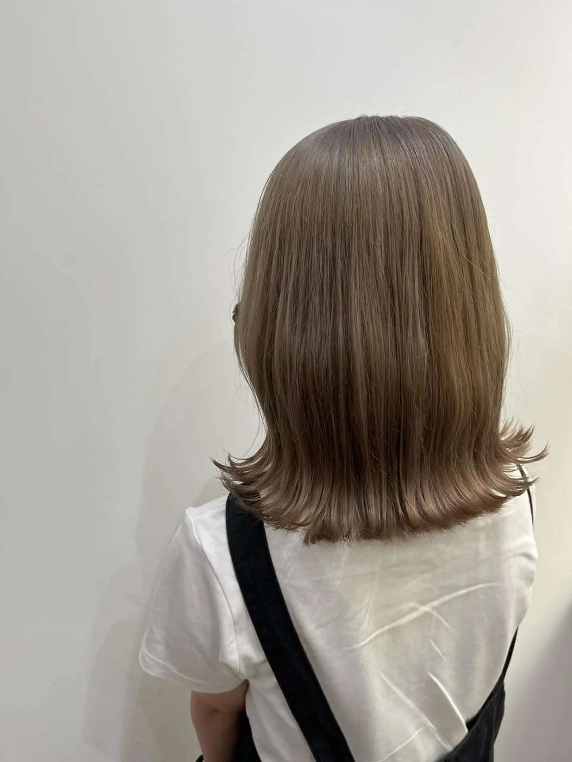 ミディアム カラー ヘアアレンジ ブリーチ グレージュ 【艶カラー】石山拓人 /ブリーチのヘアスタイル