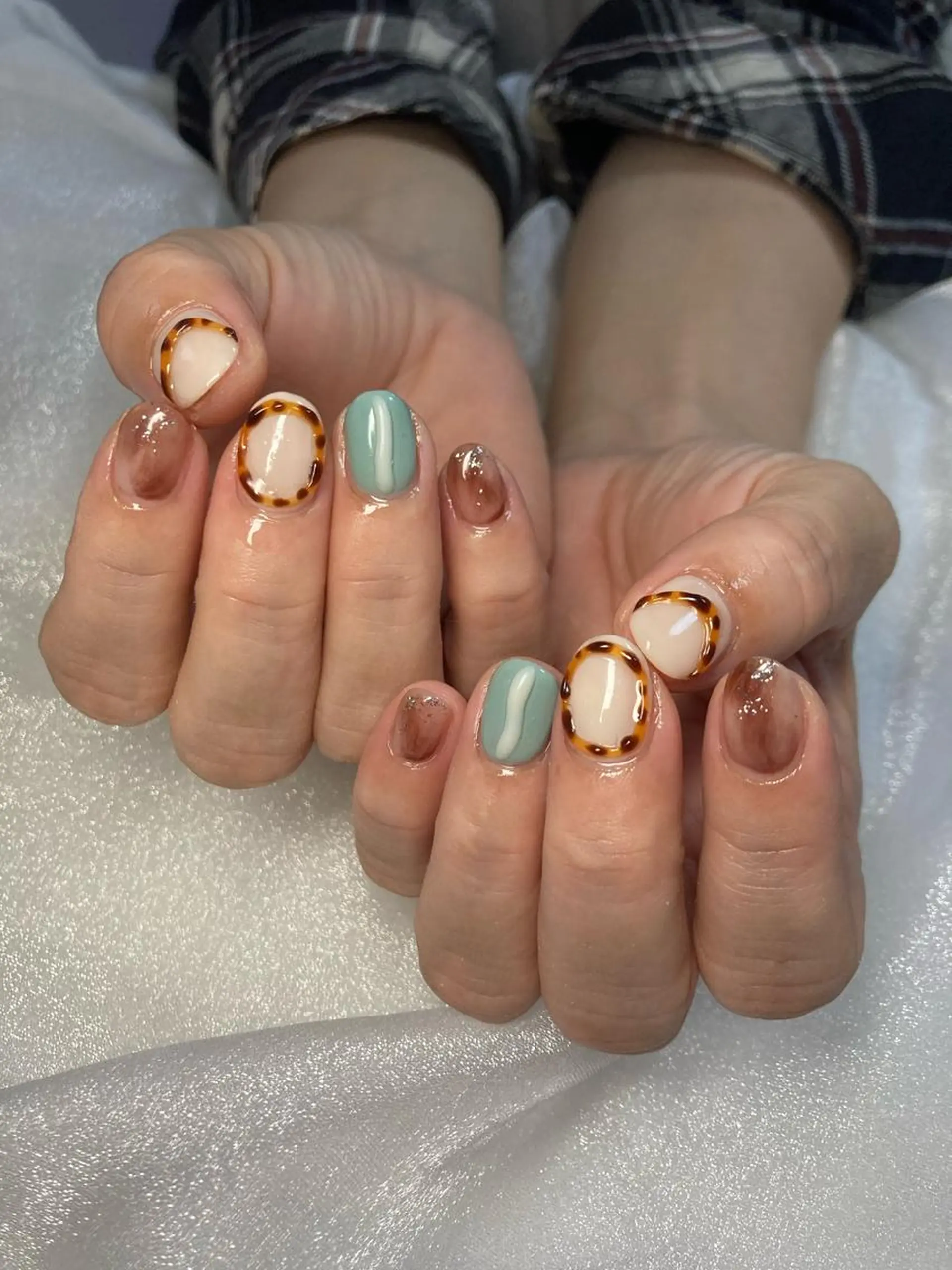 ミディアム パーマ ネイル ハンドネイル 荒木 莉奈のネイルデザイン