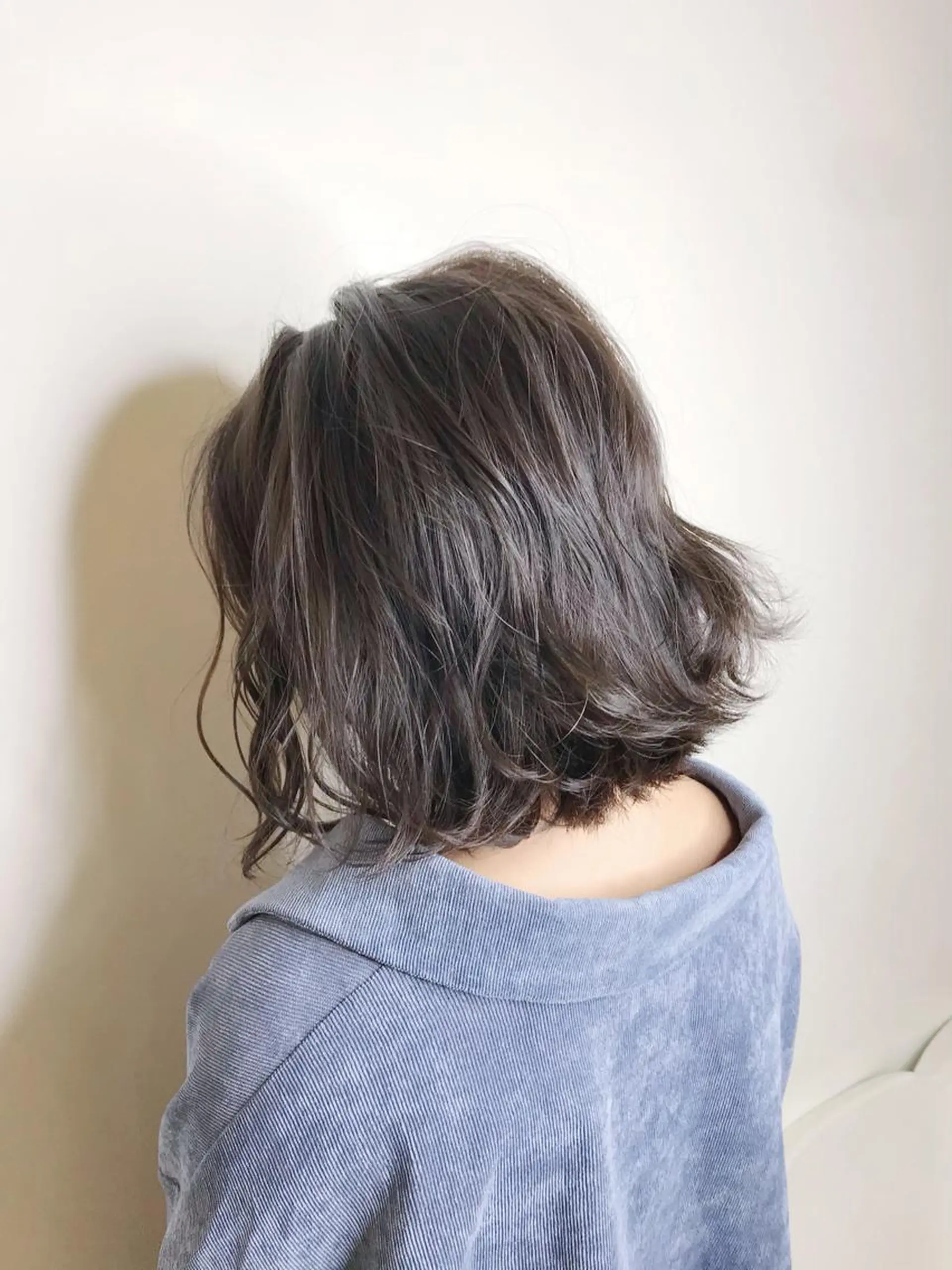 ショート カラー ダークグレー ダークグレージュ グレージュ ハイライトカラー イルミナカラー ボブ・レイヤーカット 吉敷航一のヘアスタイル