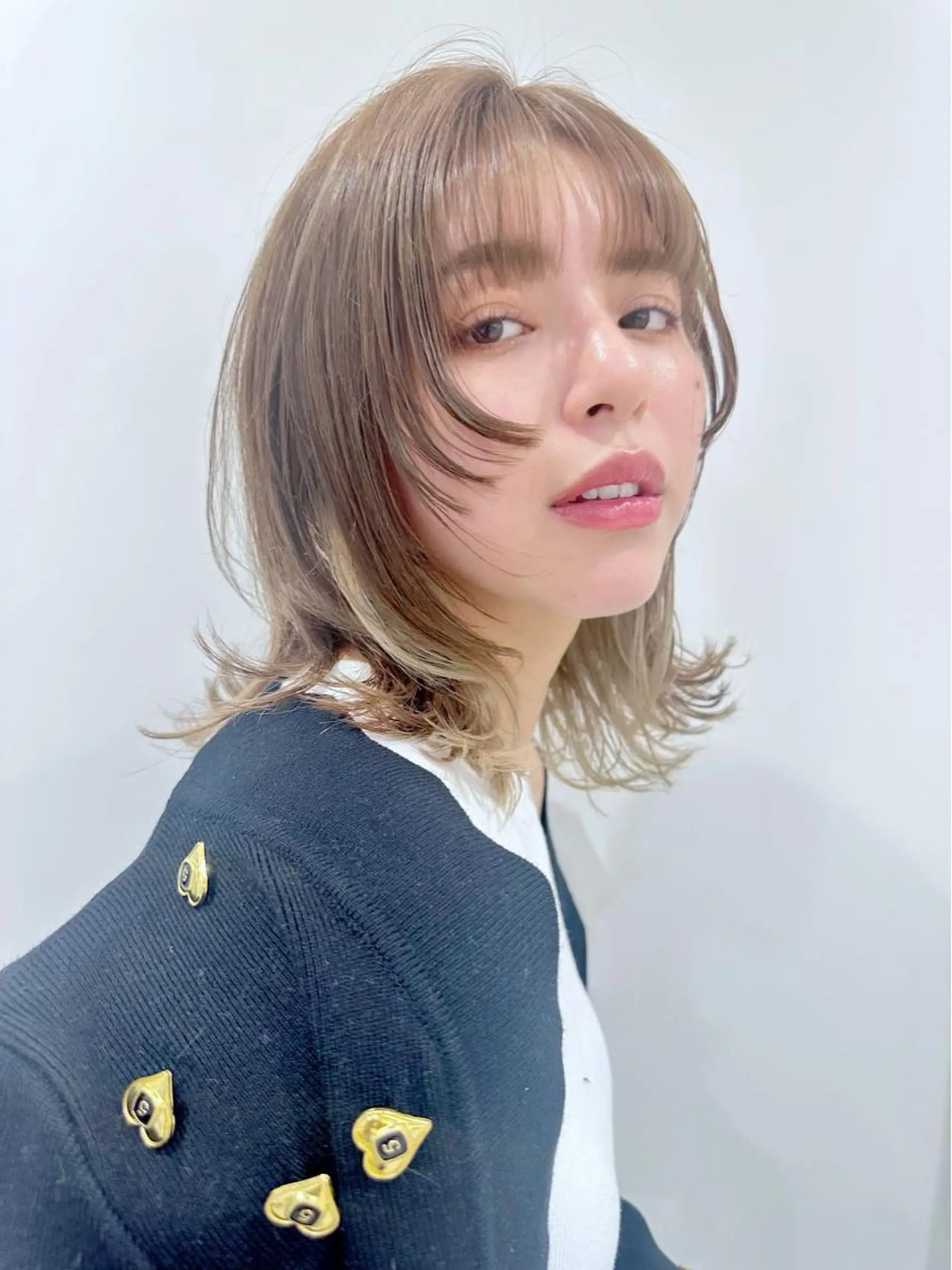 ミディアム カラー カット ヘアカラー 小顔レイヤー/ ベージュ🤍Rieのヘアスタイル