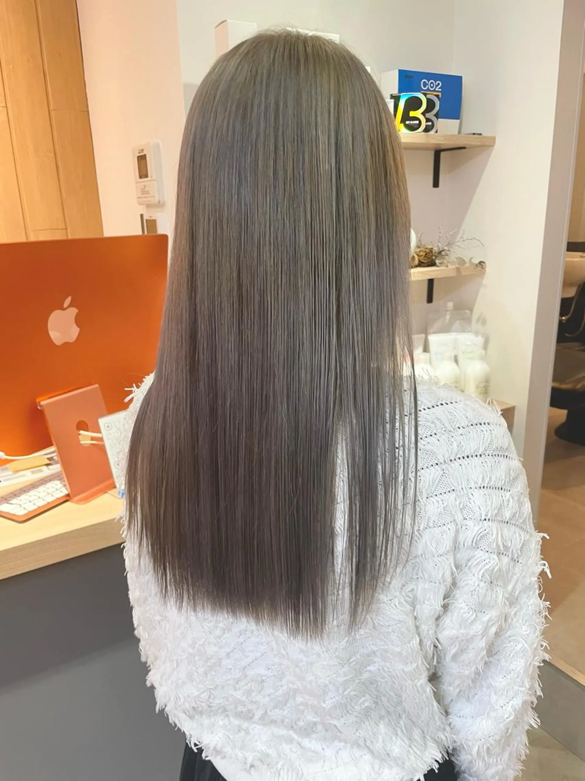 ロング カラー akane .のヘアスタイル