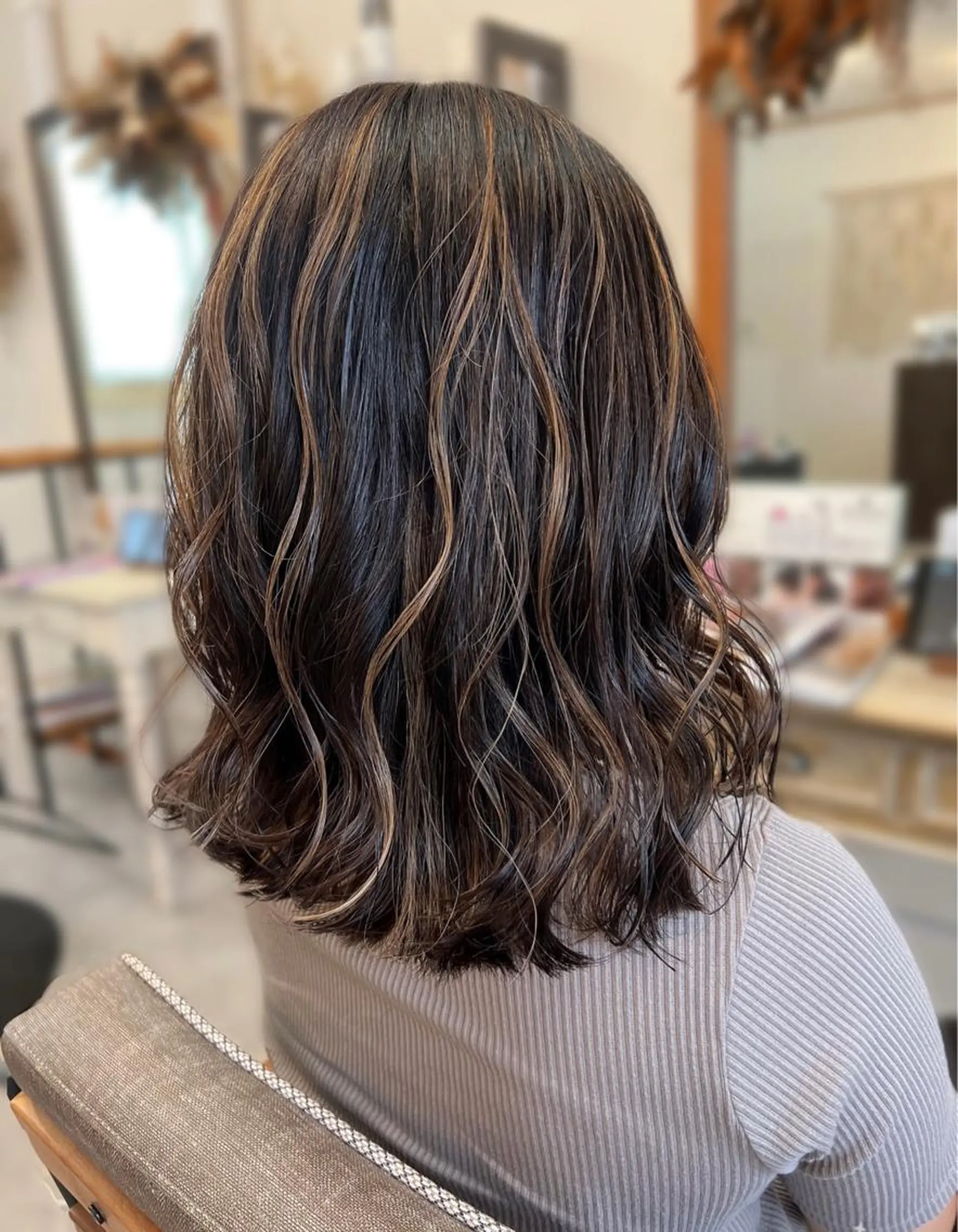 セミロング カラー ベージュカラー ハイライトカラー 3Dハイライト ハイライト hair works raptureのヘアスタイル