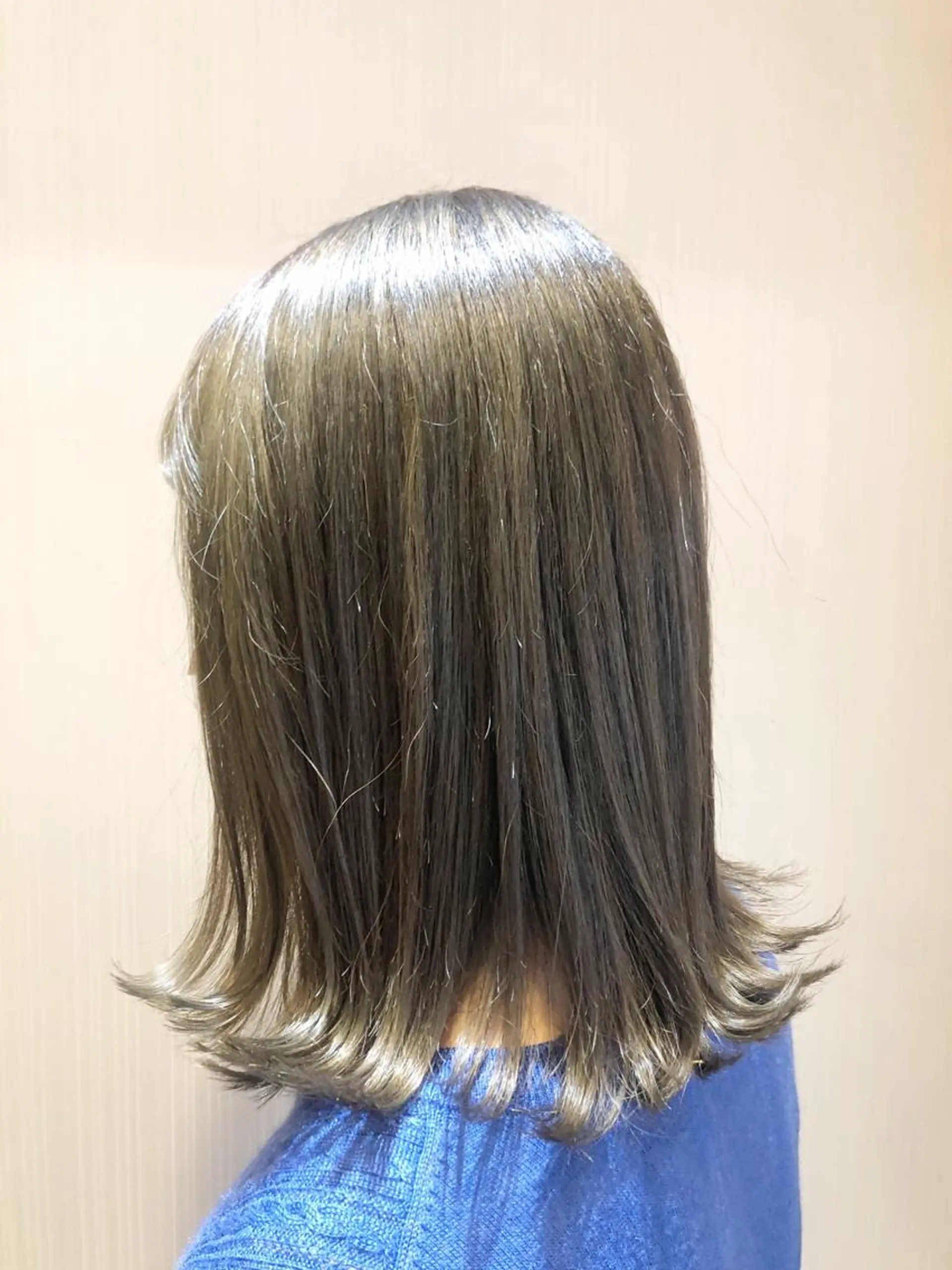 セミロング カラー グレージュ カーキグレージュ カット ヘアカラー トリートメント 新井 友菜のヘアスタイル