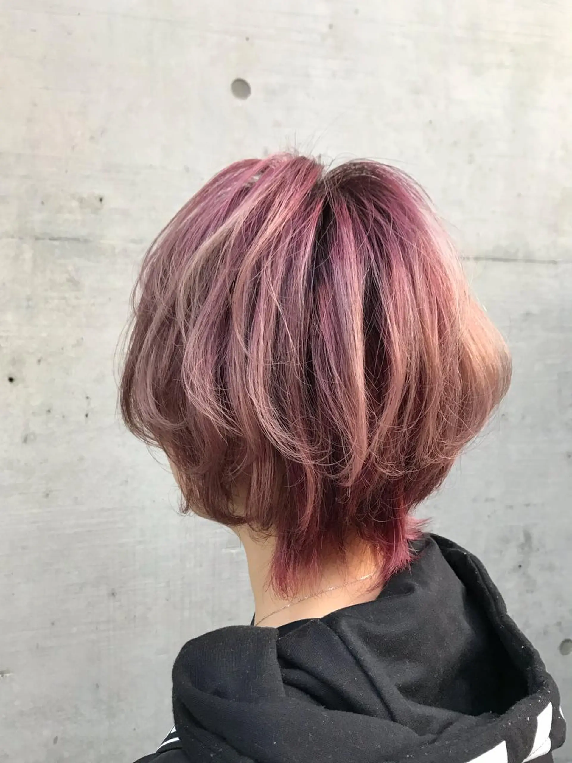 ショート カラー ブリーチ カシス ハイライトカラー ピンクカラー ハイライト 店長担当🌟 矢吹ガブリエル🌟のヘアスタイル