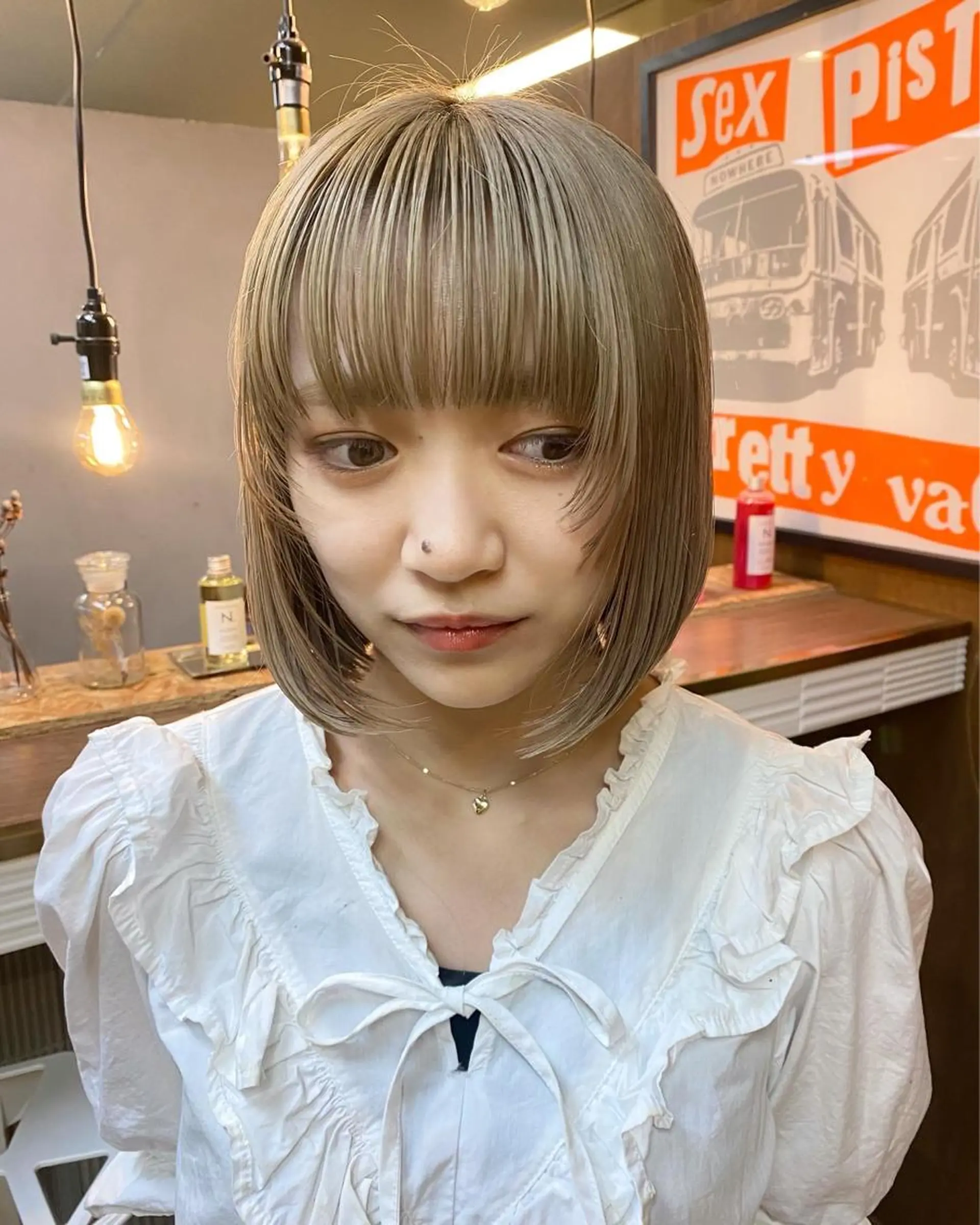 ショート カラー パーマ ヘアアレンジ デザインカラー/ボブ ブリーチカラー/ユリのヘアスタイル