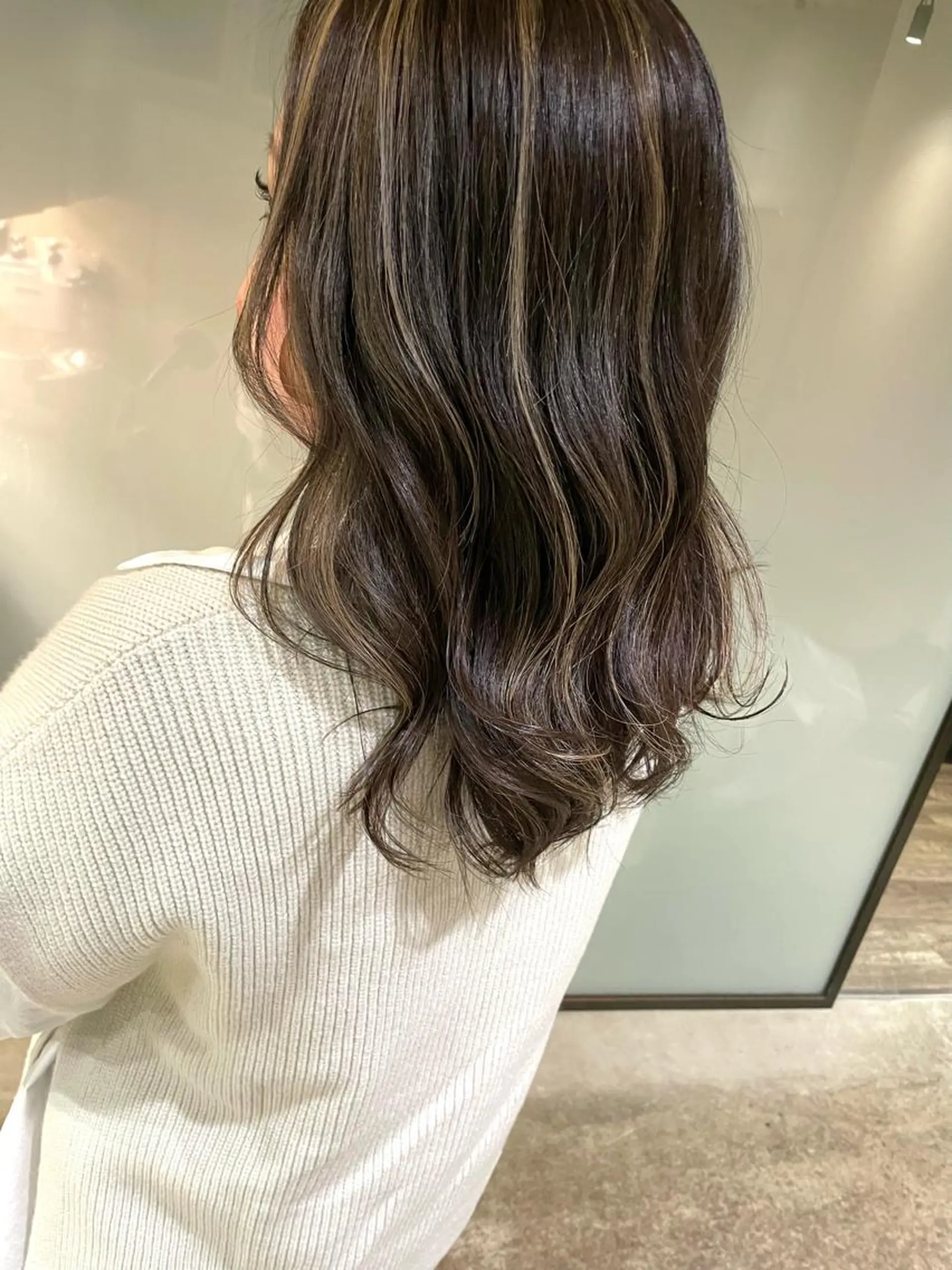 ミディアム カラー ヘアカラー ハイライトが 得意なニキです😊のヘアスタイル