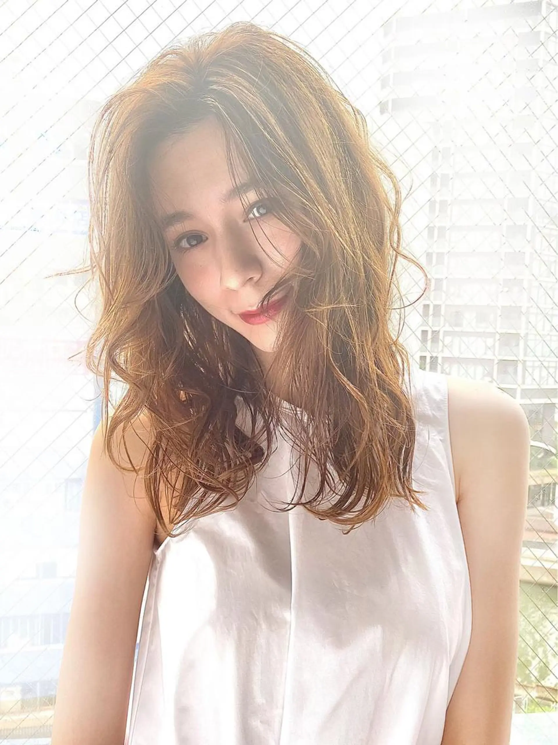 セミロング カラー ヘアアレンジ 🌟小顔レイヤー× 赤み消し透明感カラーのヘアスタイル