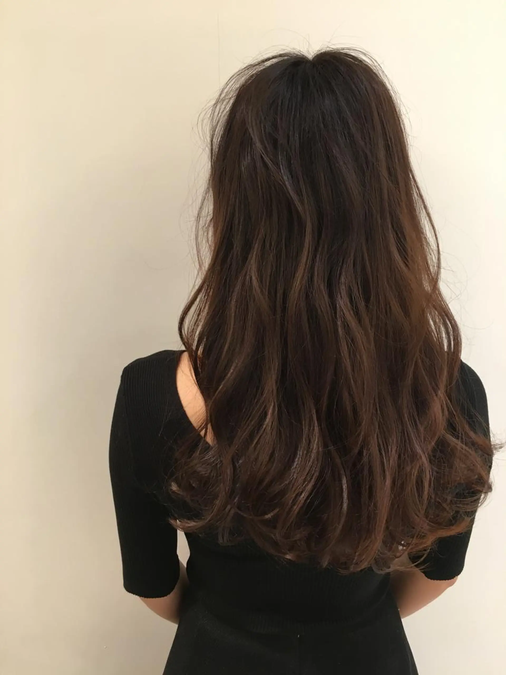 ミディアム カラー ベージュカラー フォギーベージュ ハイトーンブリーチ 土坂　由志【京都】のヘアスタイル