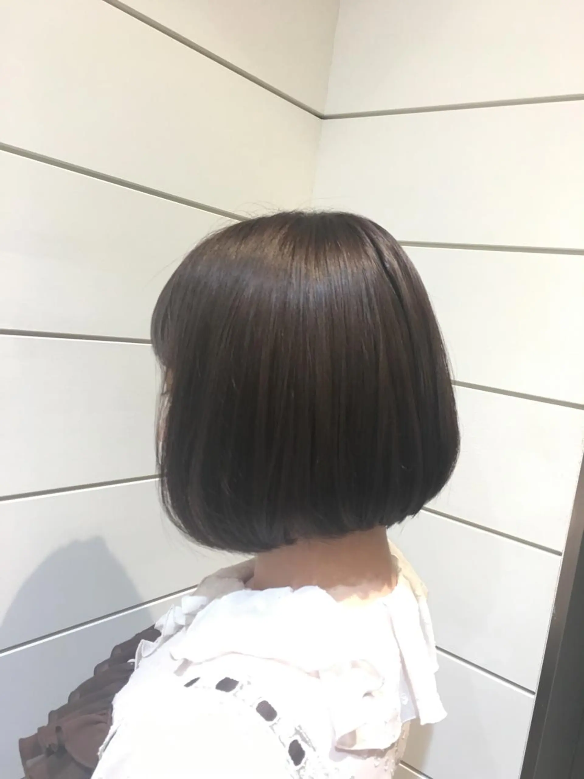 ショート カラー 前下がりボブ ダークグレー ダークグレージュ グレージュ ボブ 鍵山 千秋のヘアスタイル