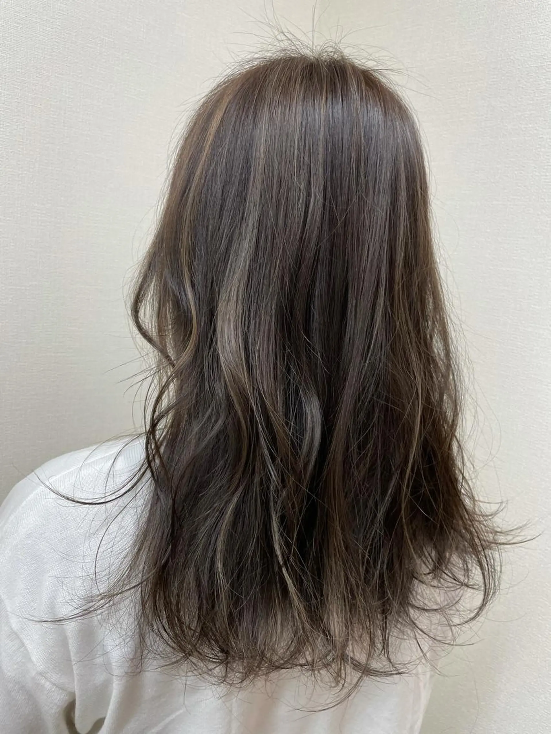 セミロング ヘアカラー 🫧透明感カラー🫧 美髪矯正🫧チサトのヘアスタイル