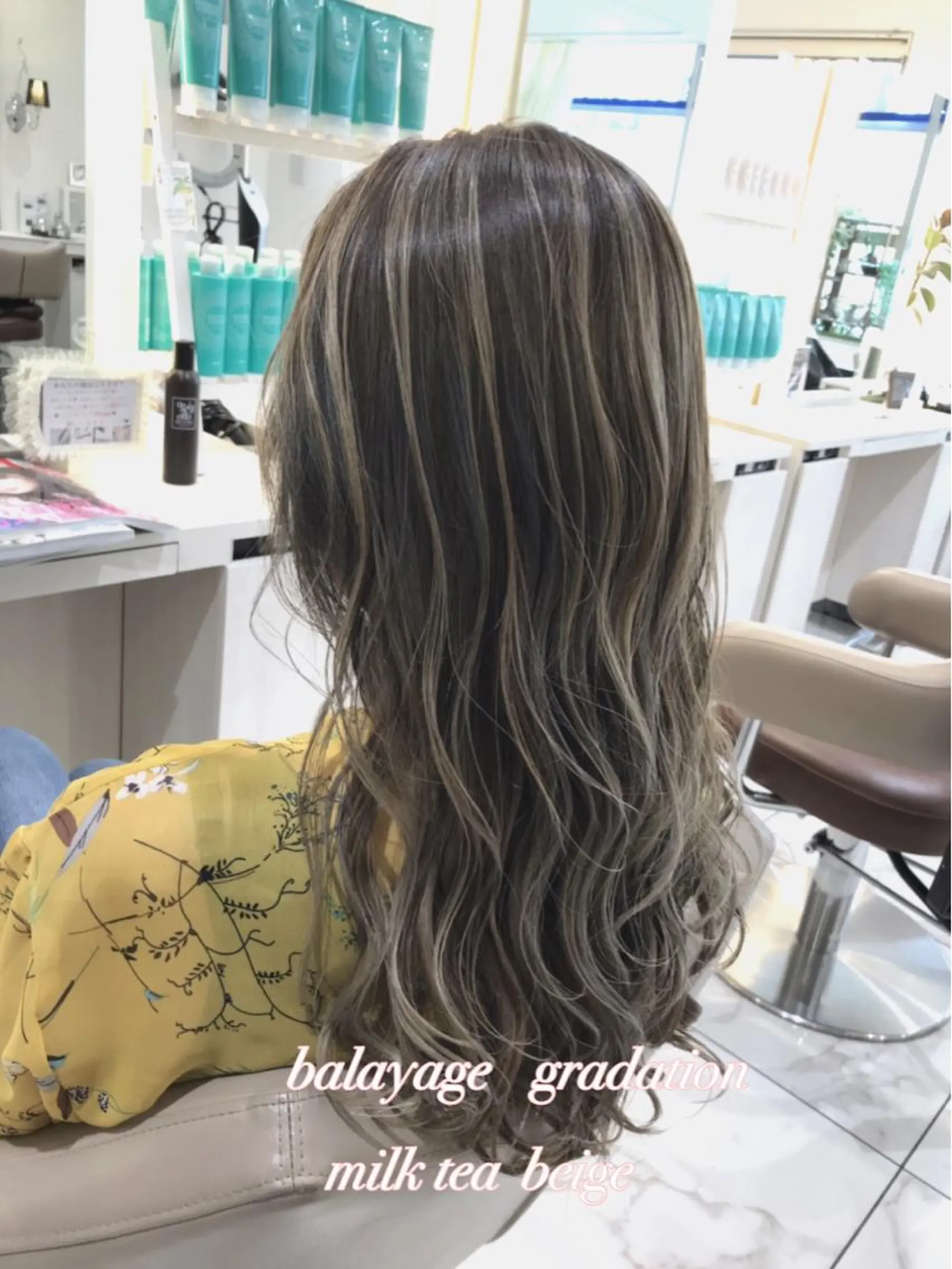 セミロング カラー バレイヤージュ ベージュカラー グラデーションカラー ミルクティーベージュ レイヤーカット カット ヘアカラー 山崎俊輔/髪質改善 /バレイヤージュのヘアスタイル