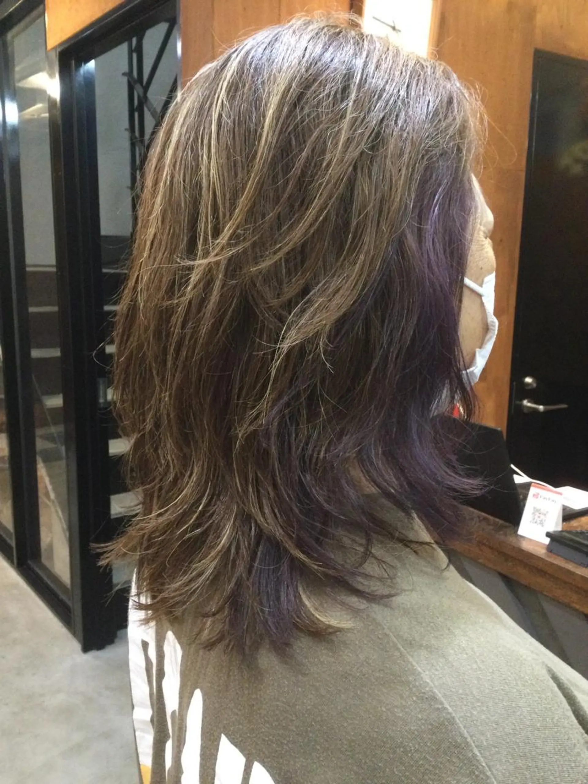 セミロング 佐々木 緑のヘアスタイル