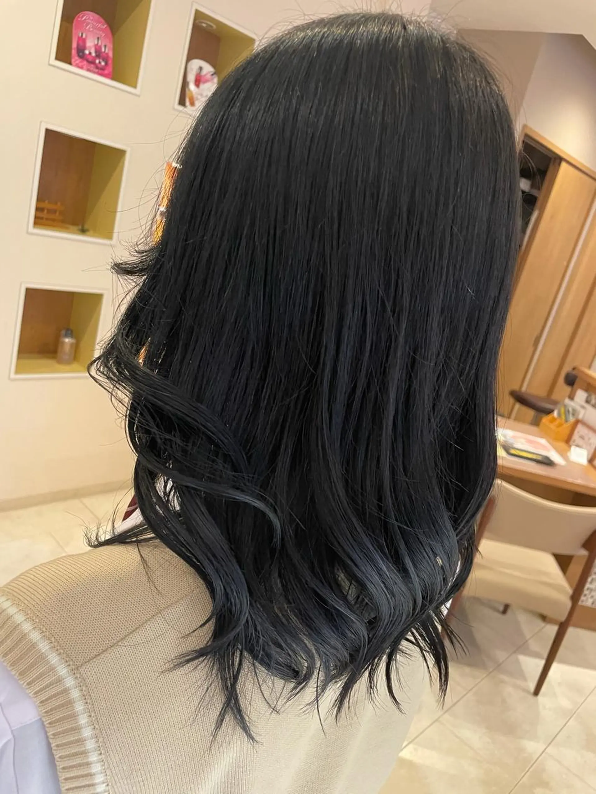 カラー 黒髪 ブルーカラー ブルーブラック レイヤー/くびれ/ 縮毛/チェレ金剛のヘアスタイル