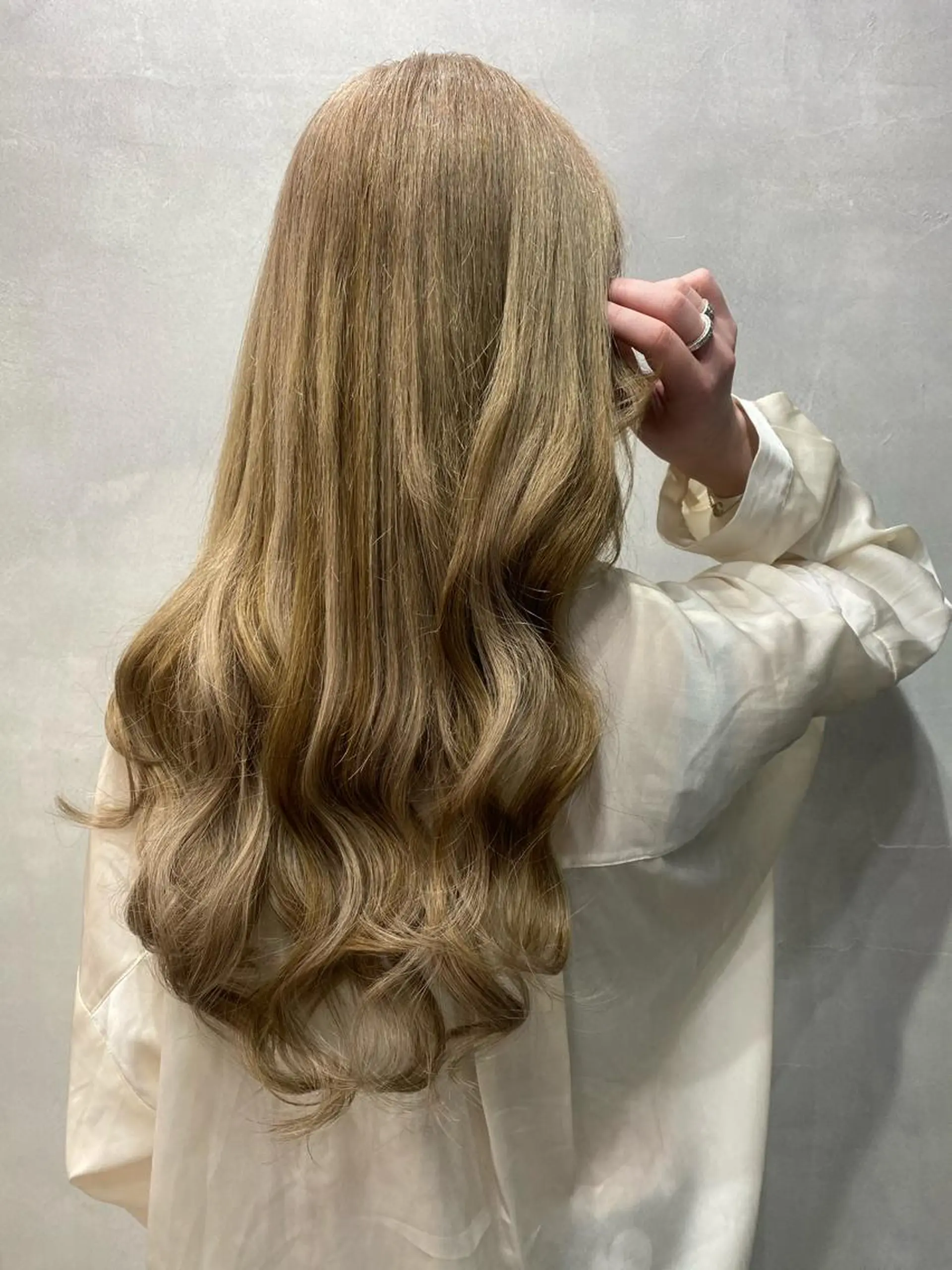 セミロング カラー ヘアアレンジ ショートボブ 編み込みエクステ シールエクステ セミロングパーマ バレイヤージュ LAVENDIA 初音のヘアスタイル