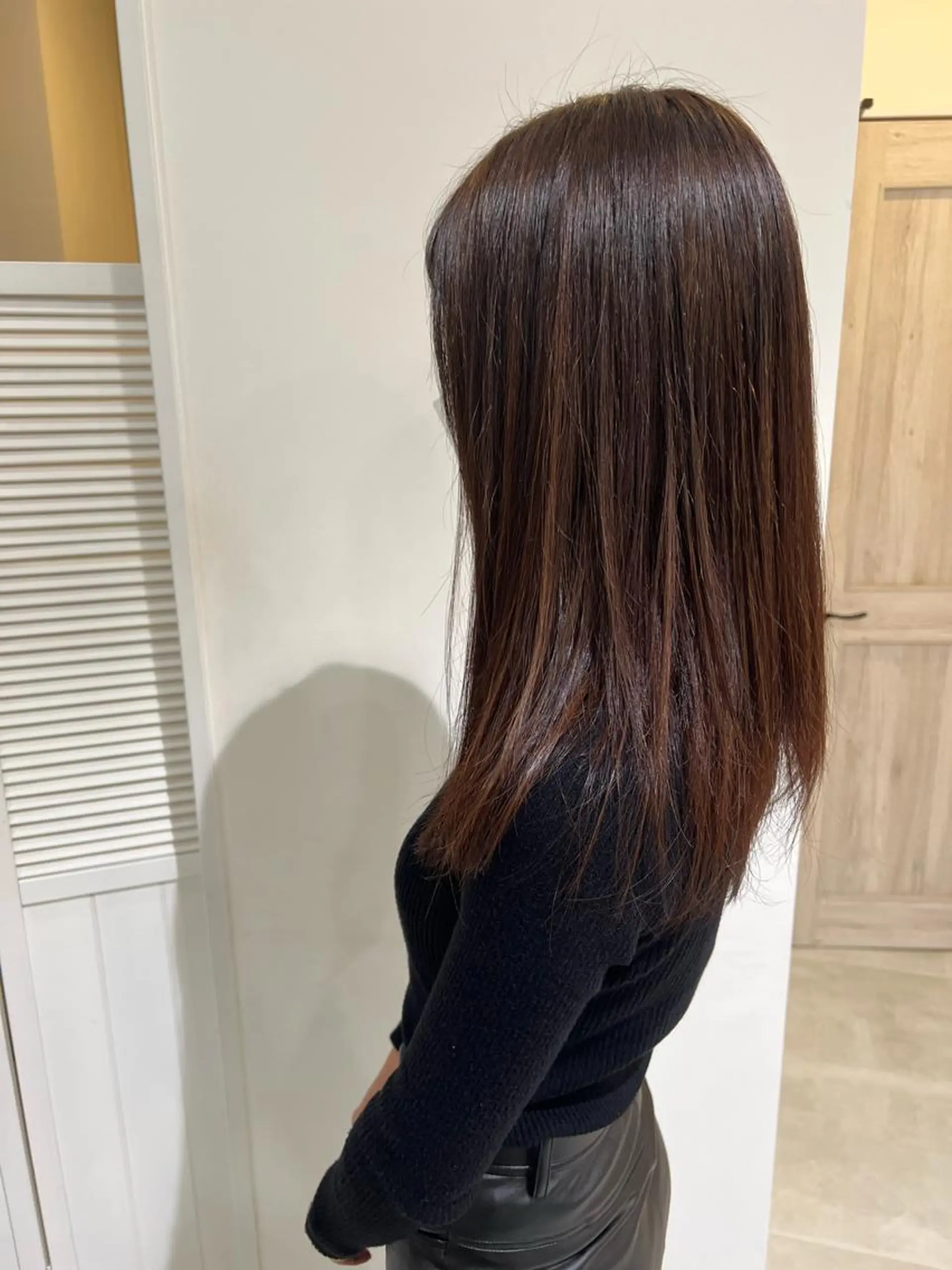 セミロング カラー ベージュカラー 黒髪 ハイライトカラー ハイライト カット ヘアカラー トリートメント cher. 新井瑞希のヘアスタイル