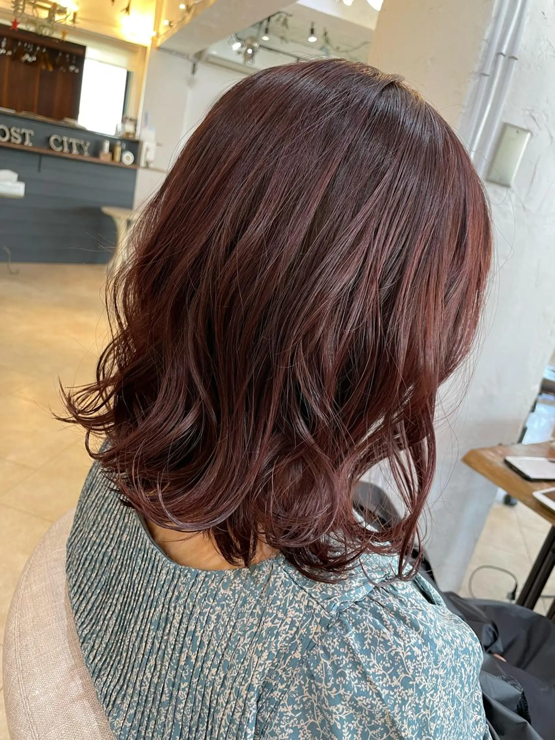 ミディアム カラー 金子 しおりのヘアスタイル