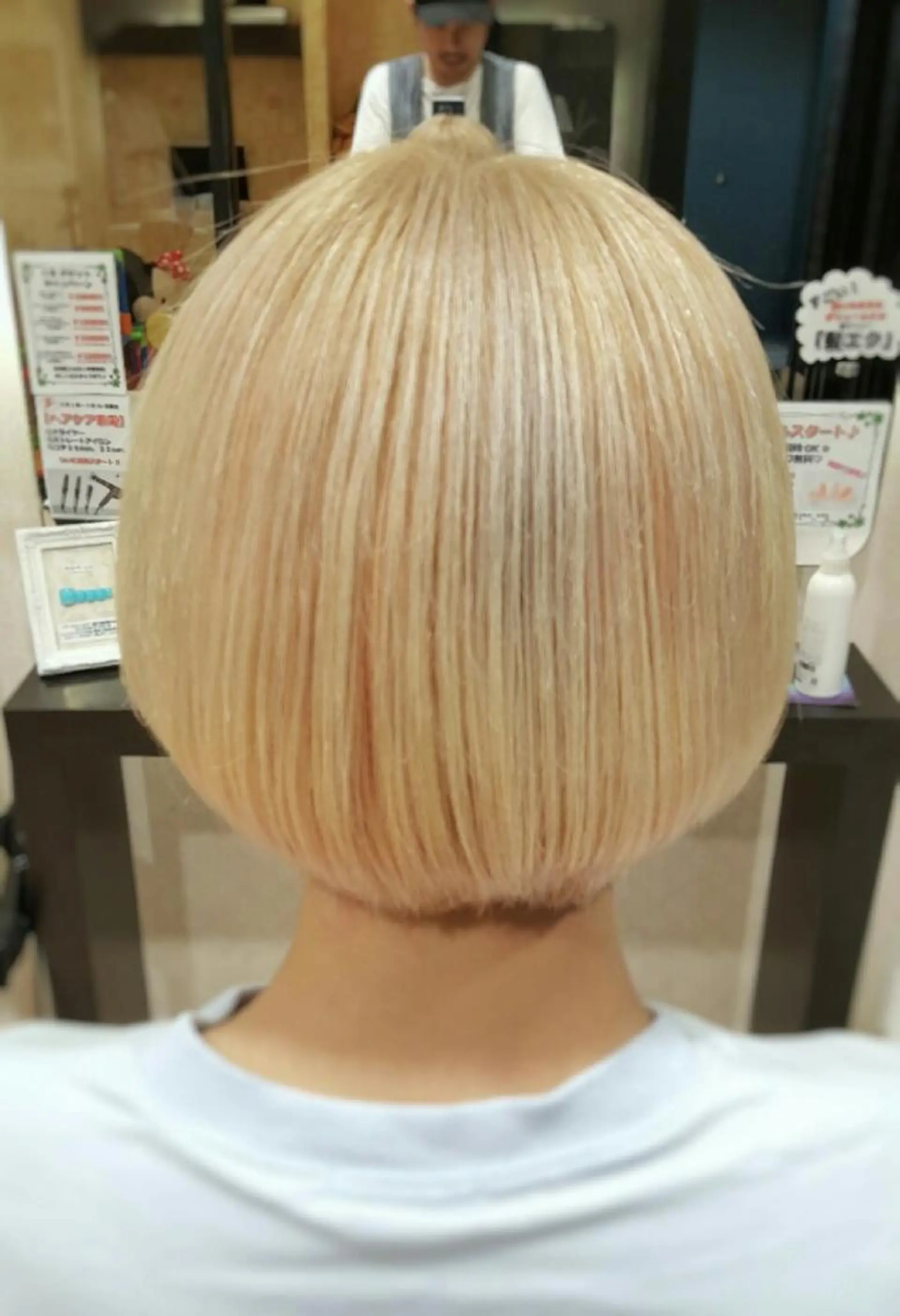 ショート カラー ブリーチ ボブ 秋山 幸太のヘアスタイル