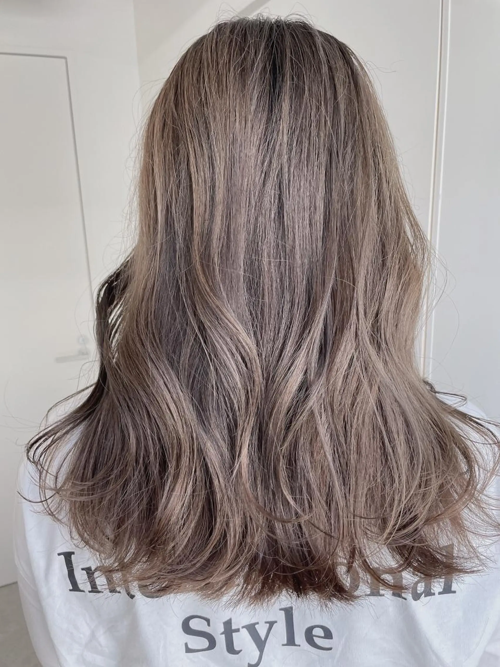 ミディアム カラー レイヤーカット 透明感カラーのヘアスタイル