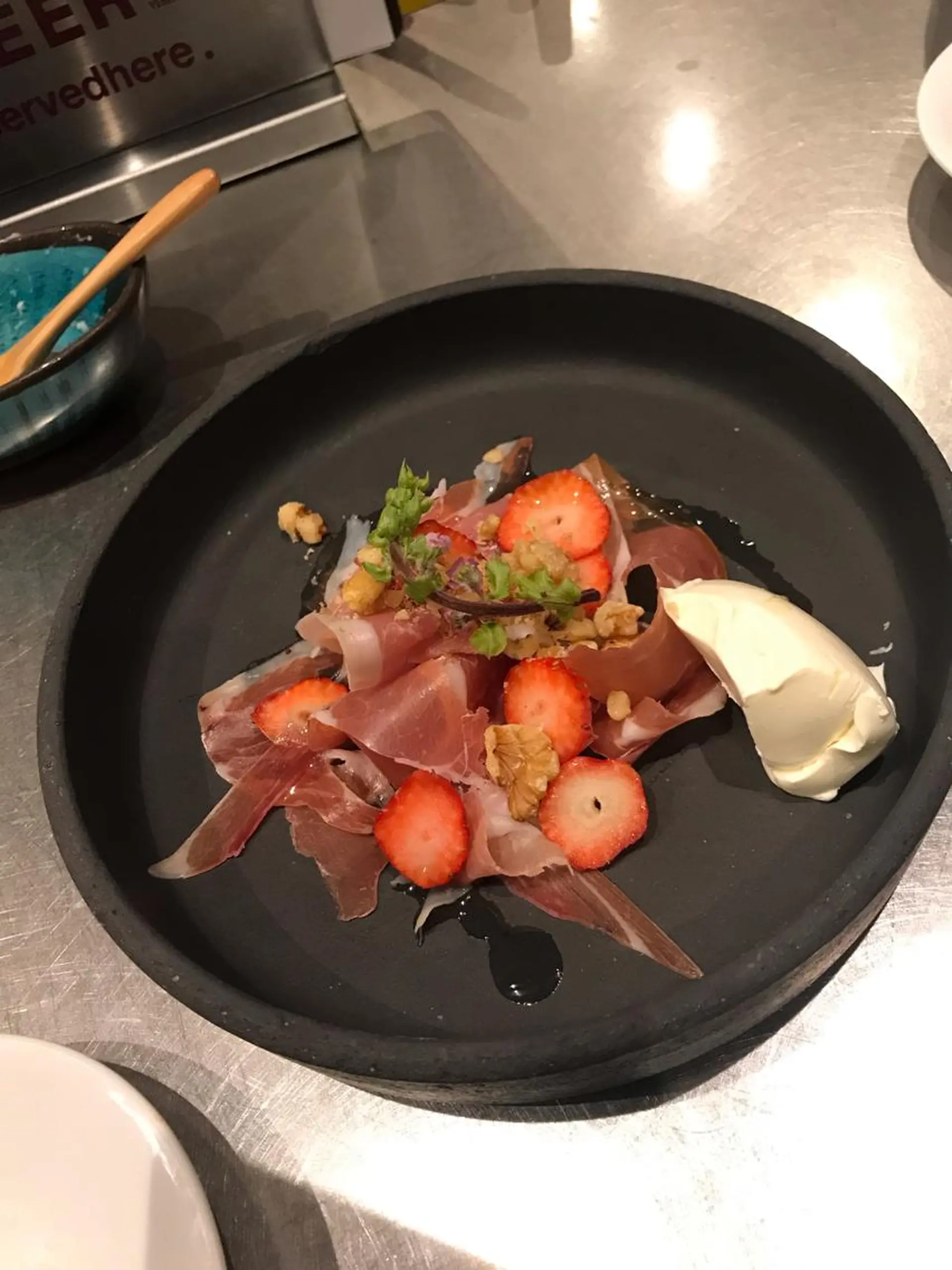 ミディアム カラー パーマ ヘアアレンジ メンズ キッズ ネイル マツエク・マツパ アイブロウ 春ネイル アニメ,Vオタク× 即効痩せエステサロンのエステ・リラクイメージ