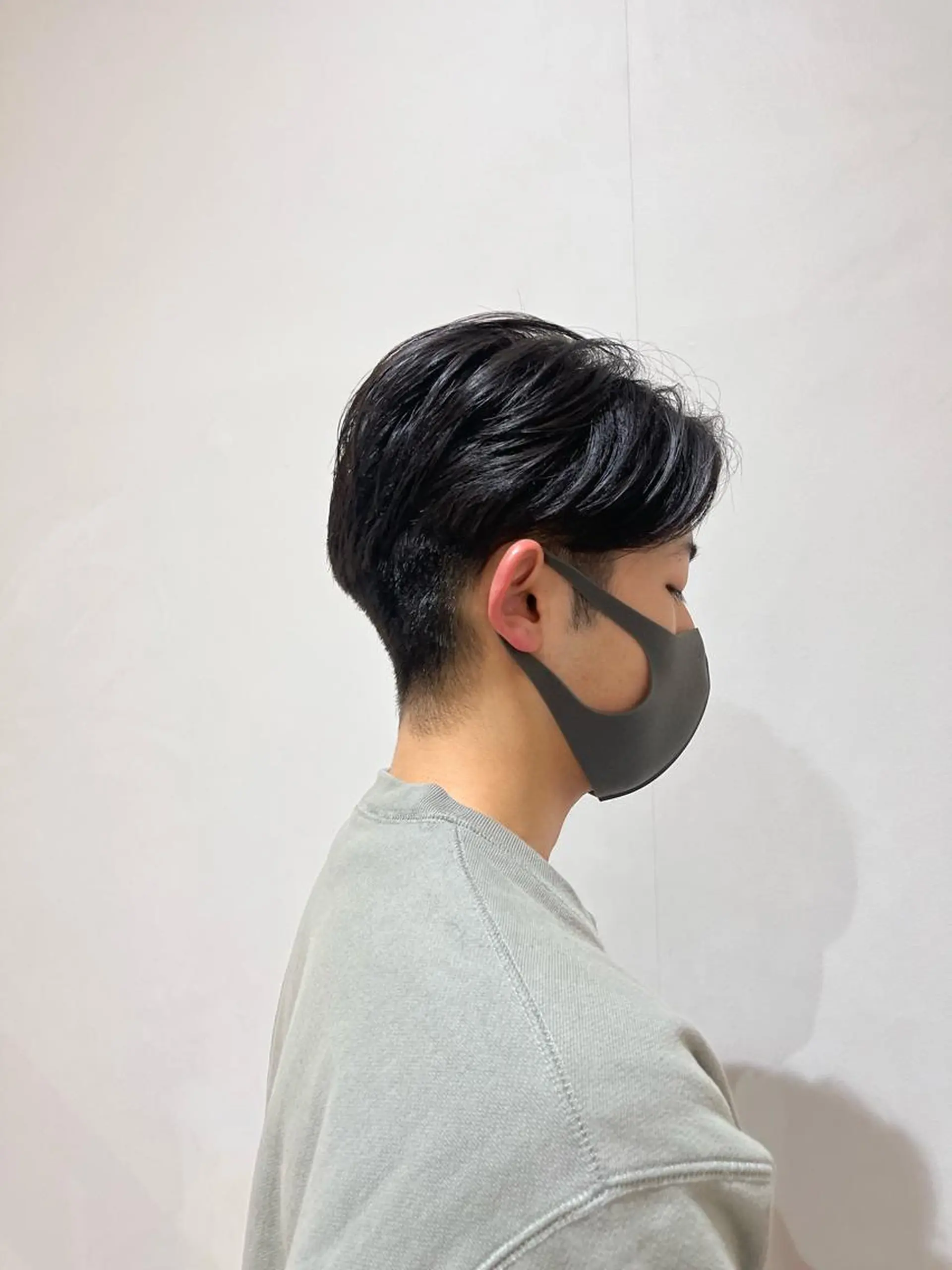 メンズ センターパート 刈り上げ 富永 美玖のヘアスタイル