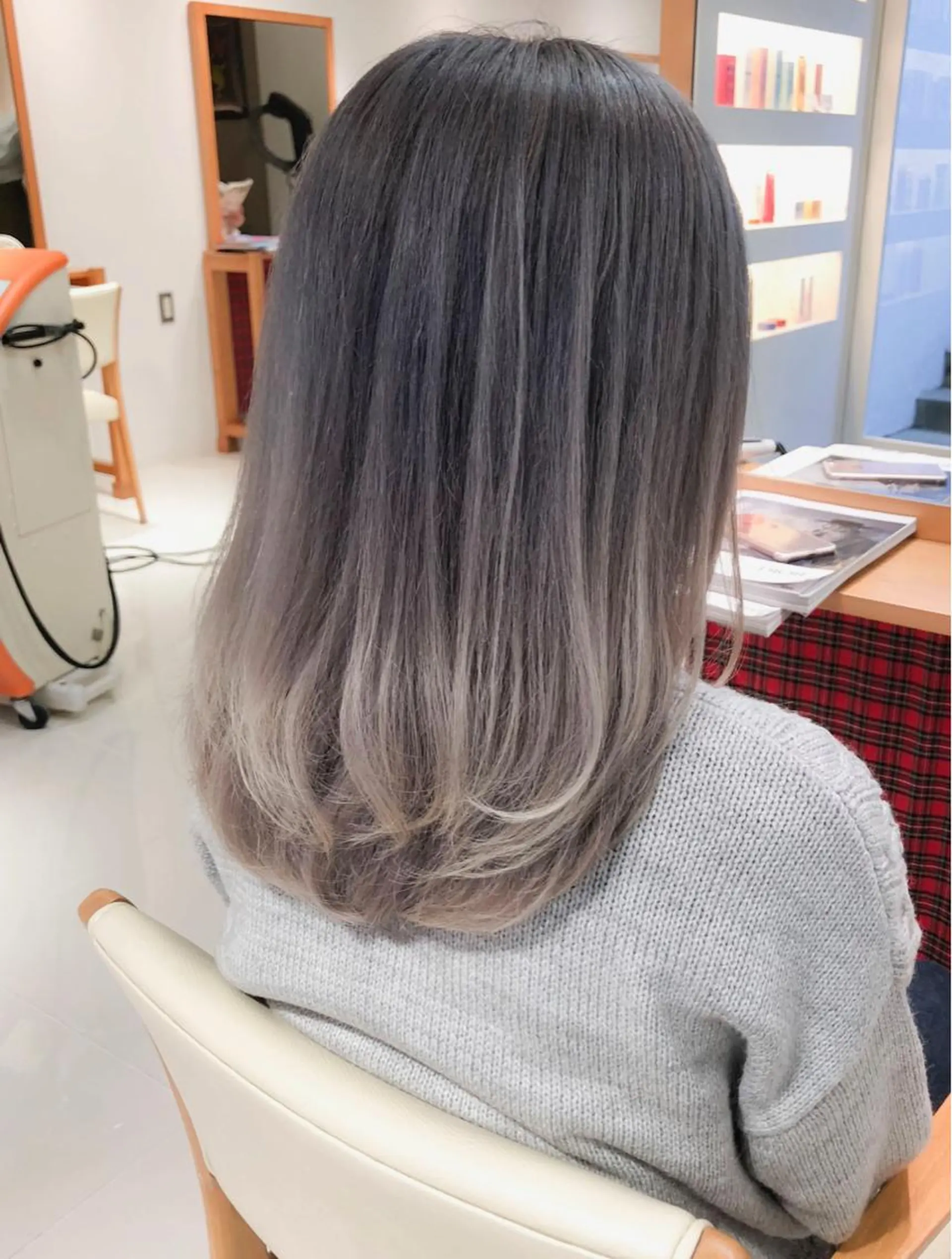 セミロング カラー グラデーションカラー グレージュ ミルクティーグレージュ Days 透明感カラーのヘアスタイル