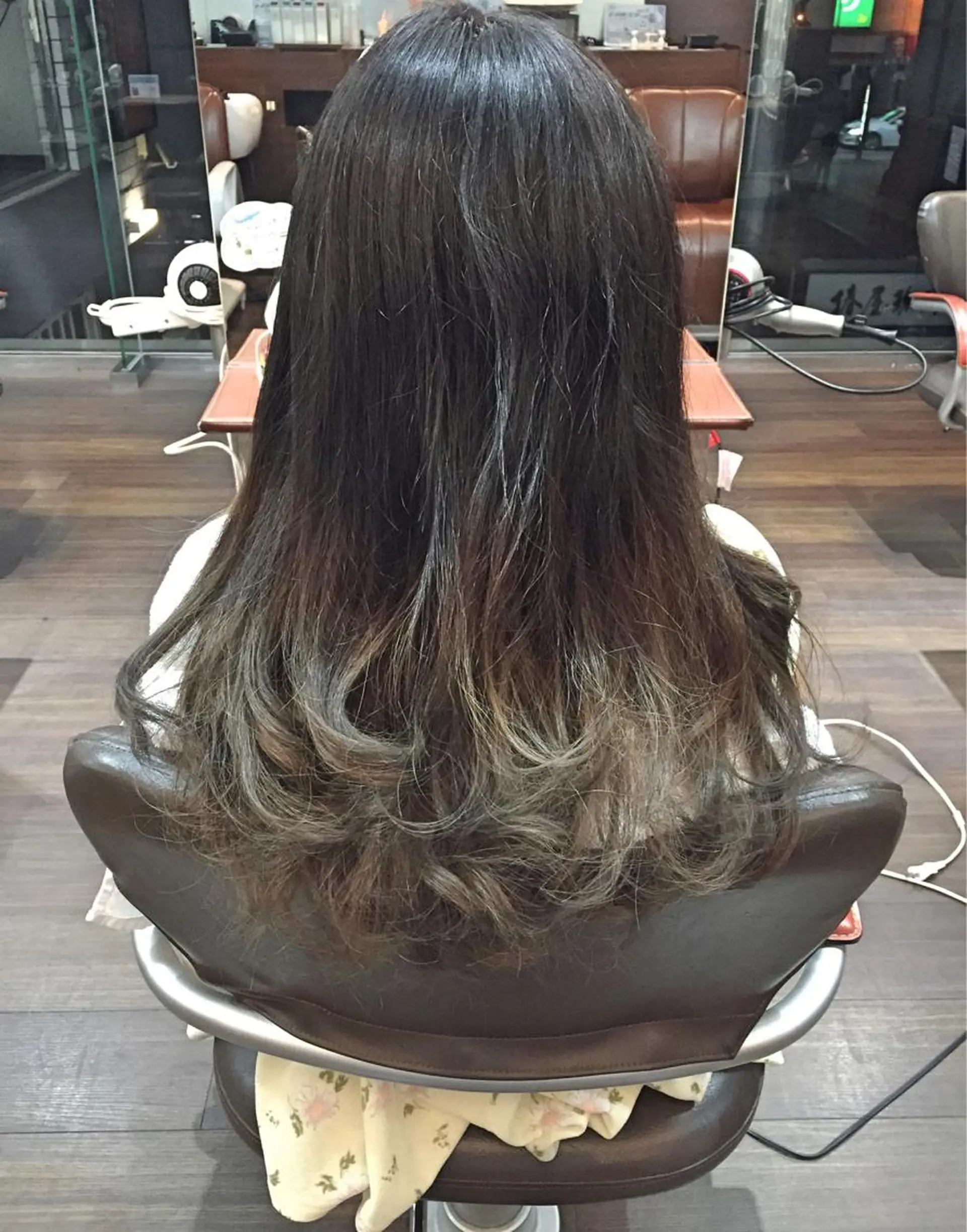 セミロング カラー ヘアアレンジ アッシュ ブリーチ グラデーションカラー 西川 佑樹のヘアスタイル