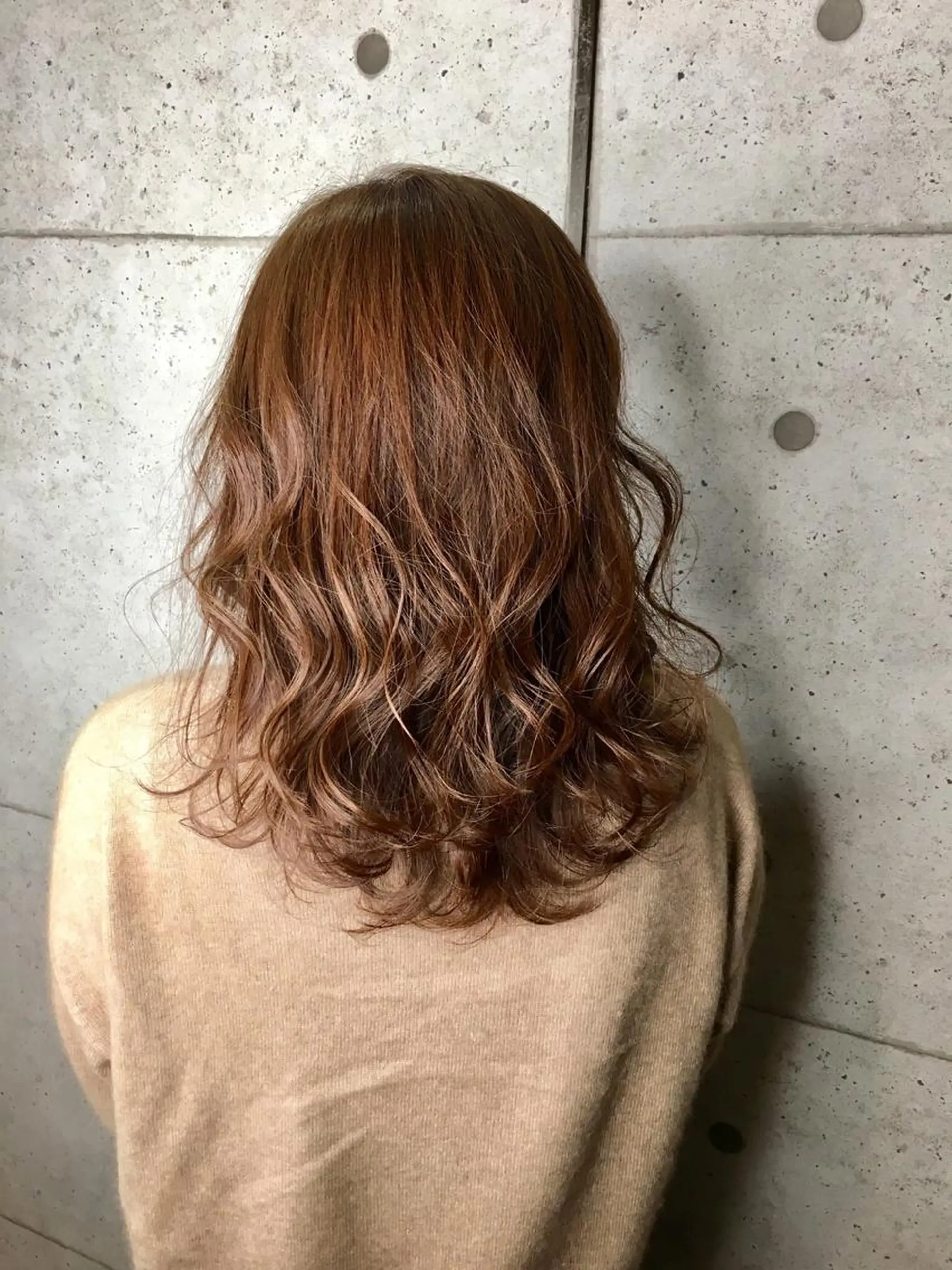 ミディアム 足立 磨咲のヘアスタイル
