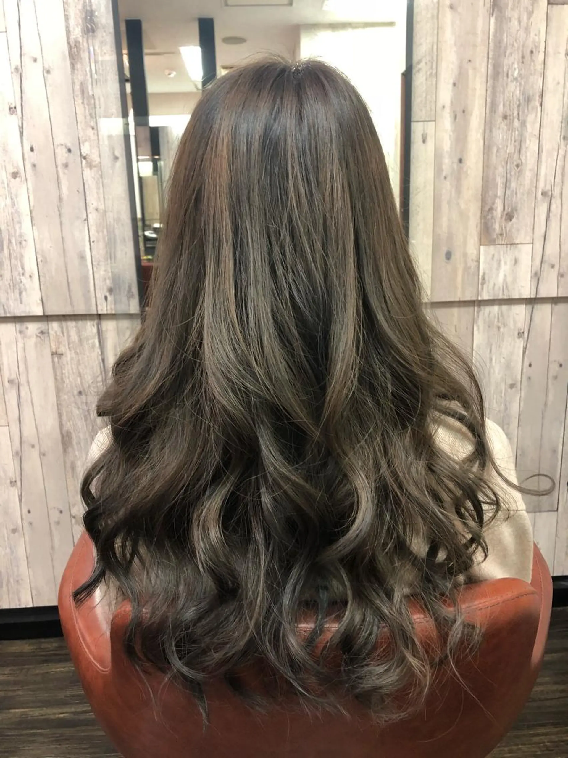 ロング カラー グレージュ イルミナカラー カット ヘアカラー トリートメント 川野 賢のヘアスタイル