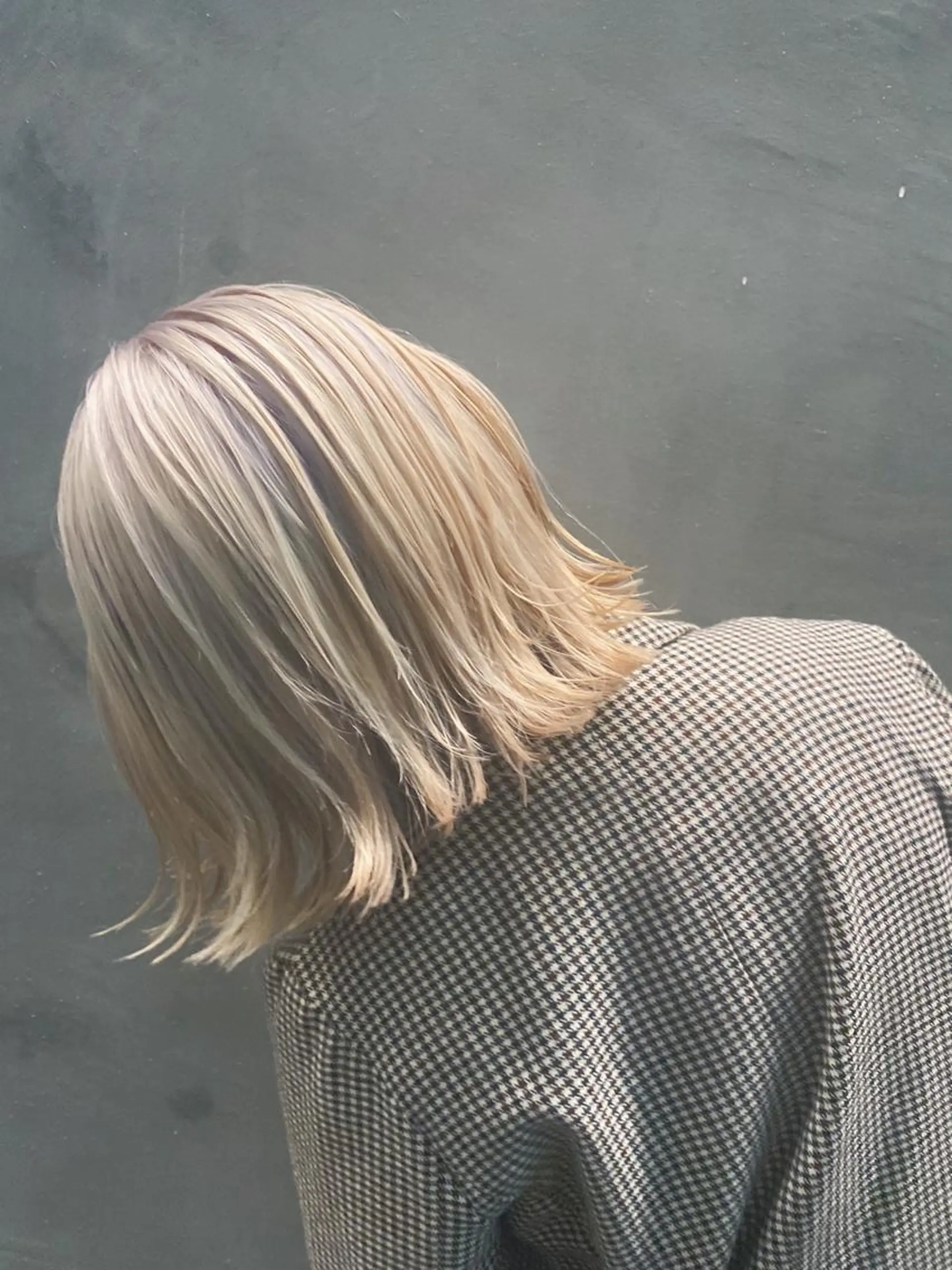 ショート カラー 切りっぱなしボブ ブリーチ ブロンド ボブ センターパート/ 暖色カラーayuのヘアスタイル