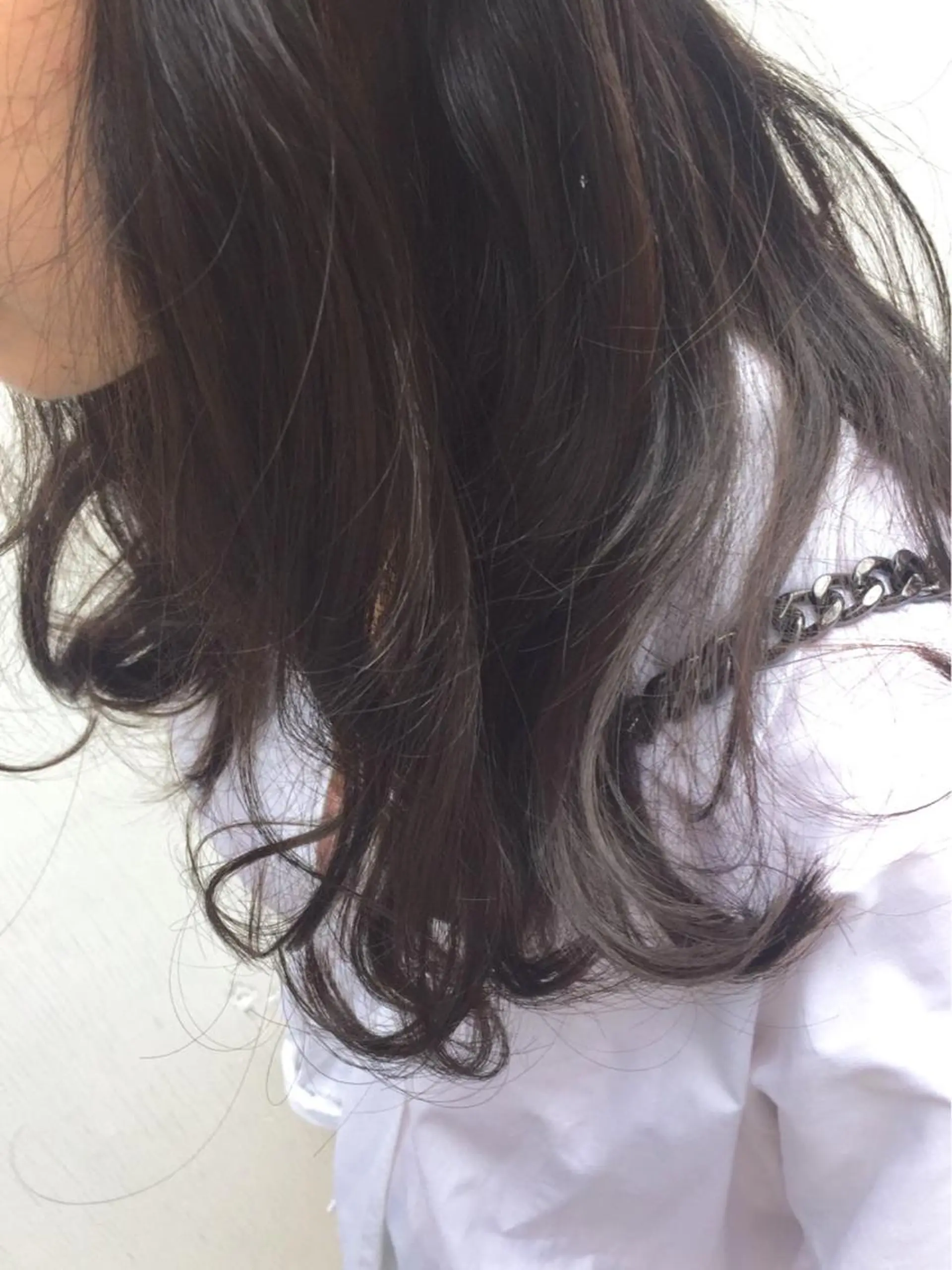 セミロング カラー 透明感カラー ダークグレー ダークグレージュ グレージュ ヘアカラー トリートメント ニシオカ タクヤのヘアスタイル