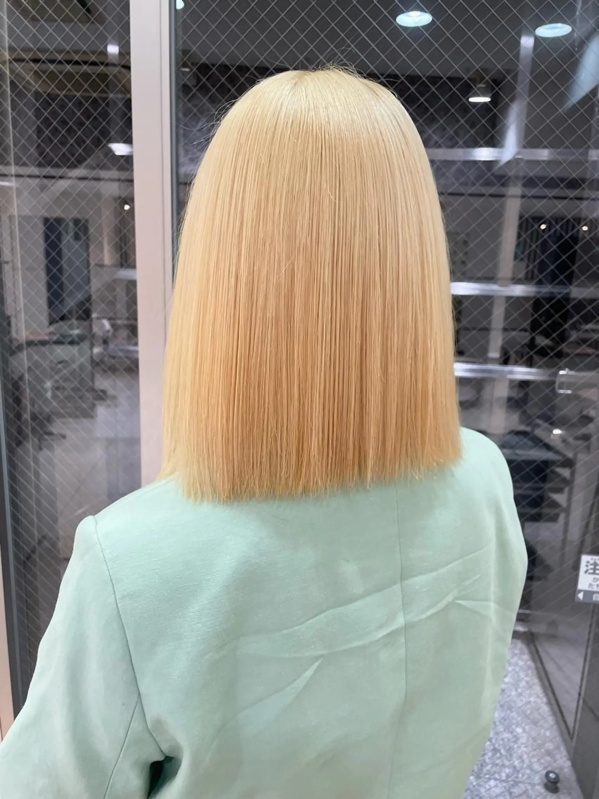 ミディアム カラー ブリーチ ブロンド レイヤーカット ベージュ/KANAのヘアスタイル