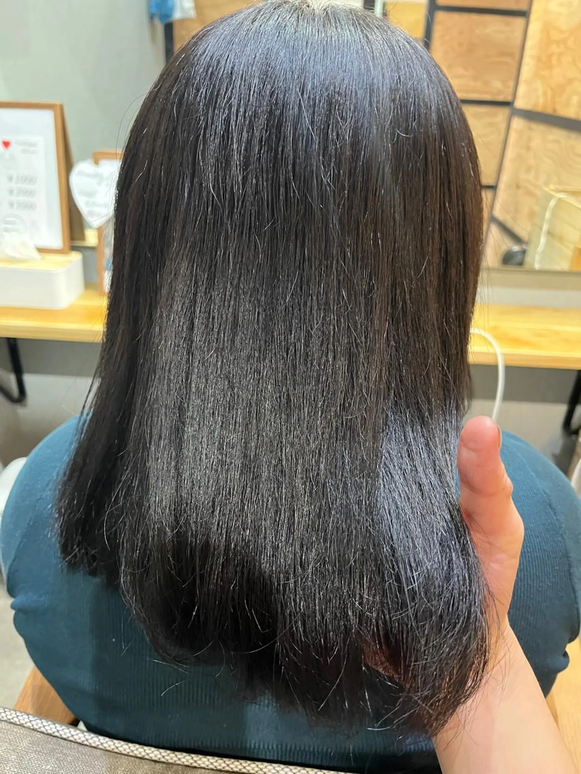 ミディアム カラー パーマ ヘアアレンジ メンズ キッズ ネイル マツエク・マツパ アイブロウ ミディアムパーマ メンズハイライト メンズパーマ ブラウンカラー ケアカラー カット 久木原 ゆりのヘアスタイル