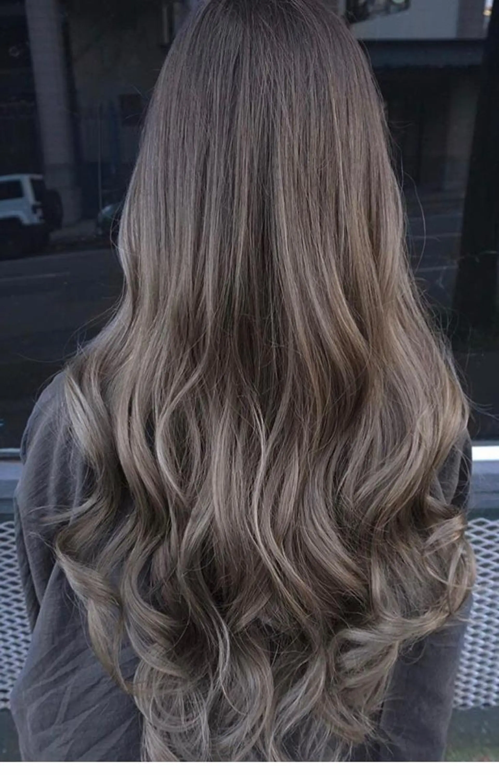 セミロング カラー アッシュ アッシュグレー アッシュグレージュ ブリーチ グラデーションカラー ケア剤オタク×海外 ヘア長谷川裕起のヘアスタイル