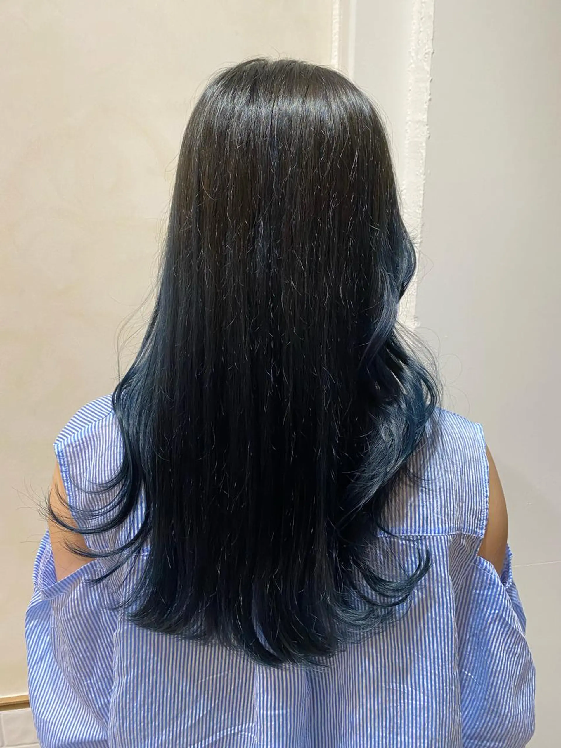 ロング カラー 黒髪 ブルーカラー ブルーブラック kanon♡ 暖色カラー‎🤍のヘアスタイル