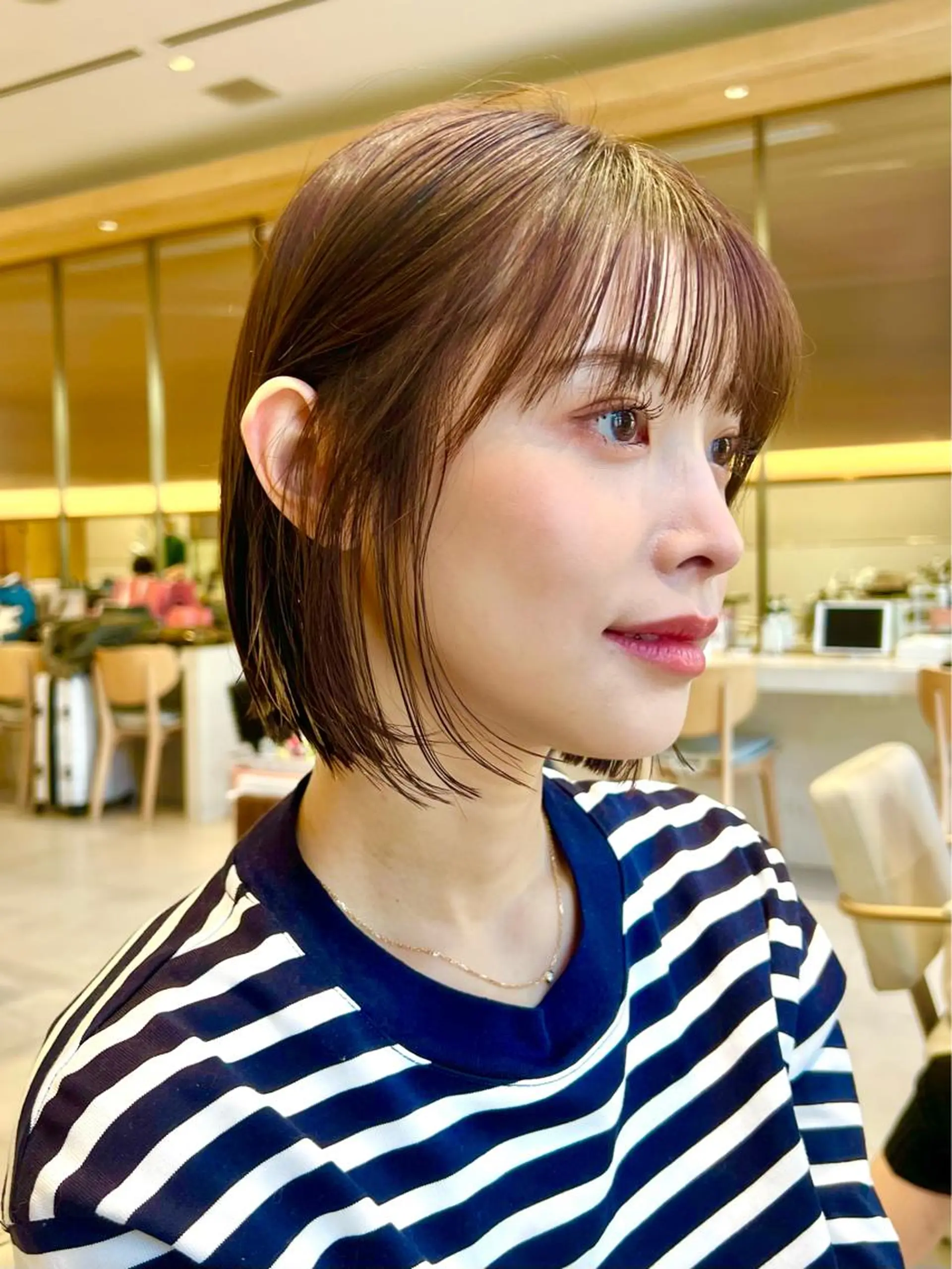 ショート カラー 切りっぱなしボブ 前下がりボブ ブリーチ グレージュ ボブ カット ヘアカラー トリートメント レイヤー専門家 ダブルカラー修のヘアスタイル