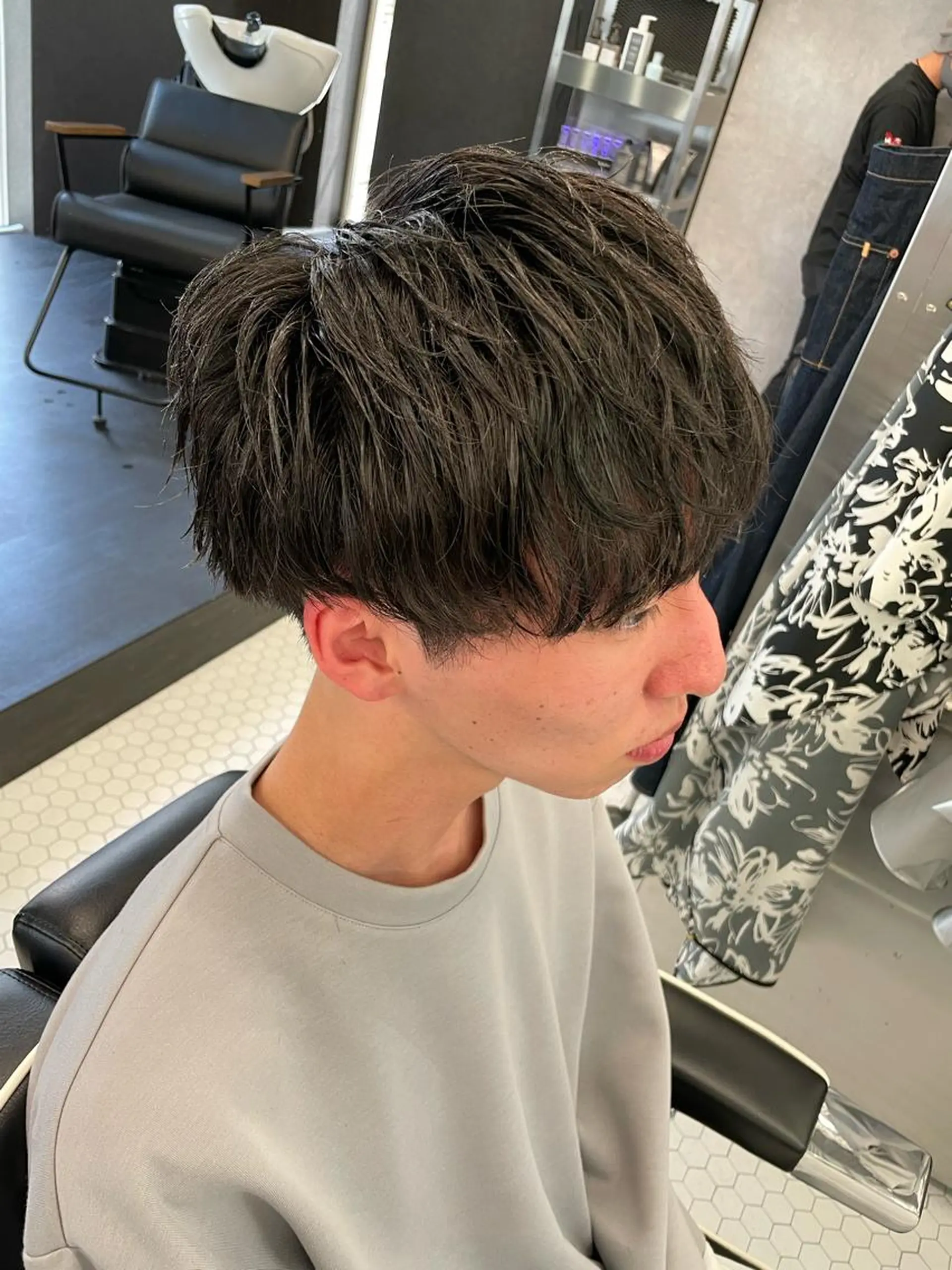 ショート カラー パーマ メンズ メンズバレイヤージュ メンズブリーチ ビジネス センターパート ダウンパーマ カット メンズ専門美容室 /久徳大輝のヘアスタイル