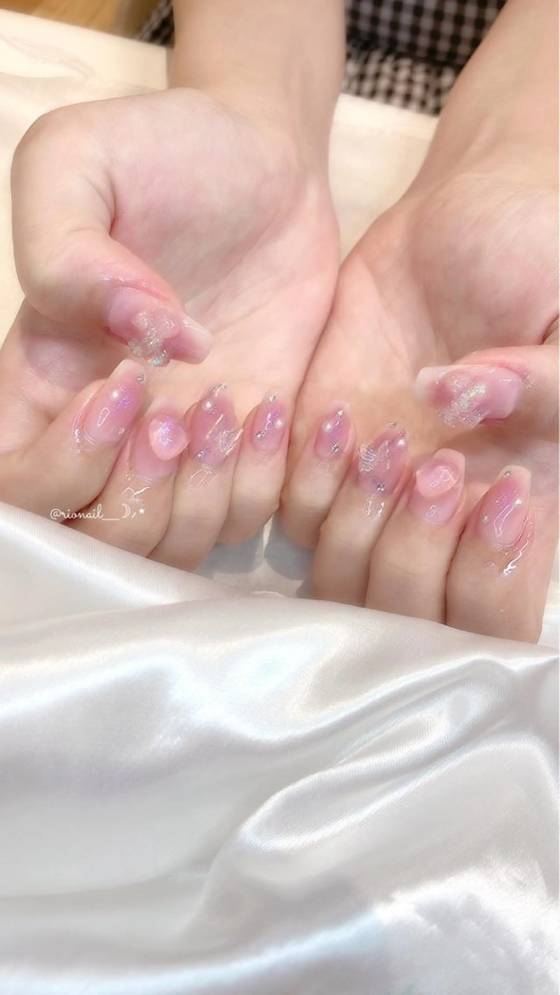 ネイル 𝘙𝘪𝘰𝘯𝘢 ...🕯🤍のネイルデザイン