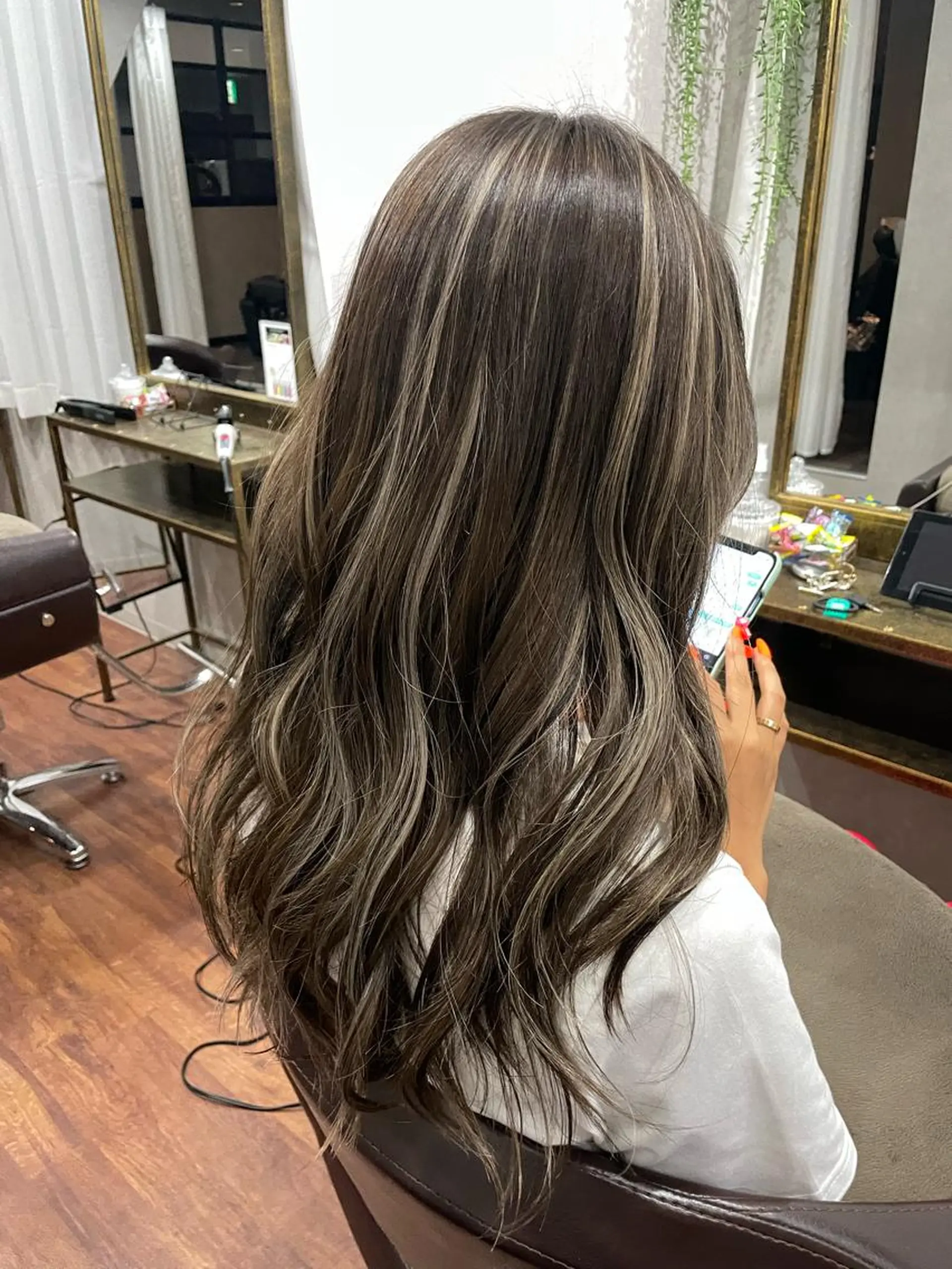 ロング カラー 井本翔太.髪質改善. ベージュ.グレージュのヘアスタイル