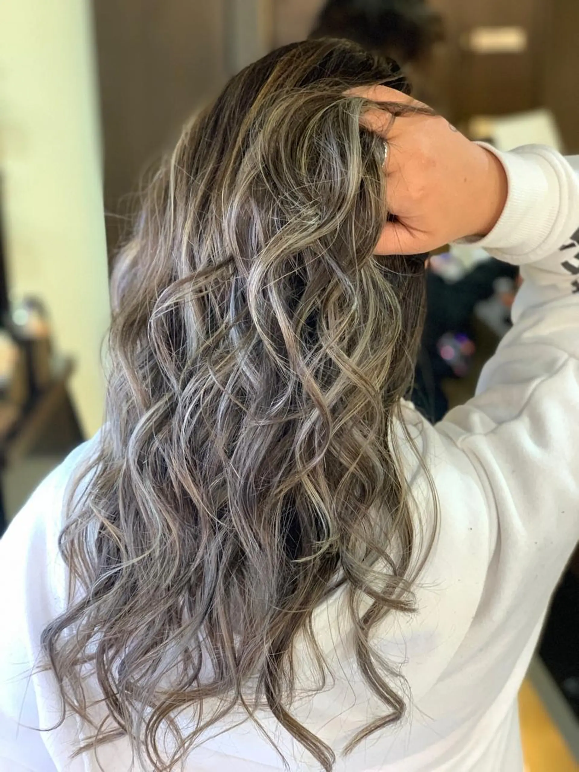 セミロング カラー ハイライトカラー シルバー ホワイトシルバー ハイライト ヘアカラー トリートメント ✂️大門 巧✂️ LAFF心斎橋店のヘアスタイル